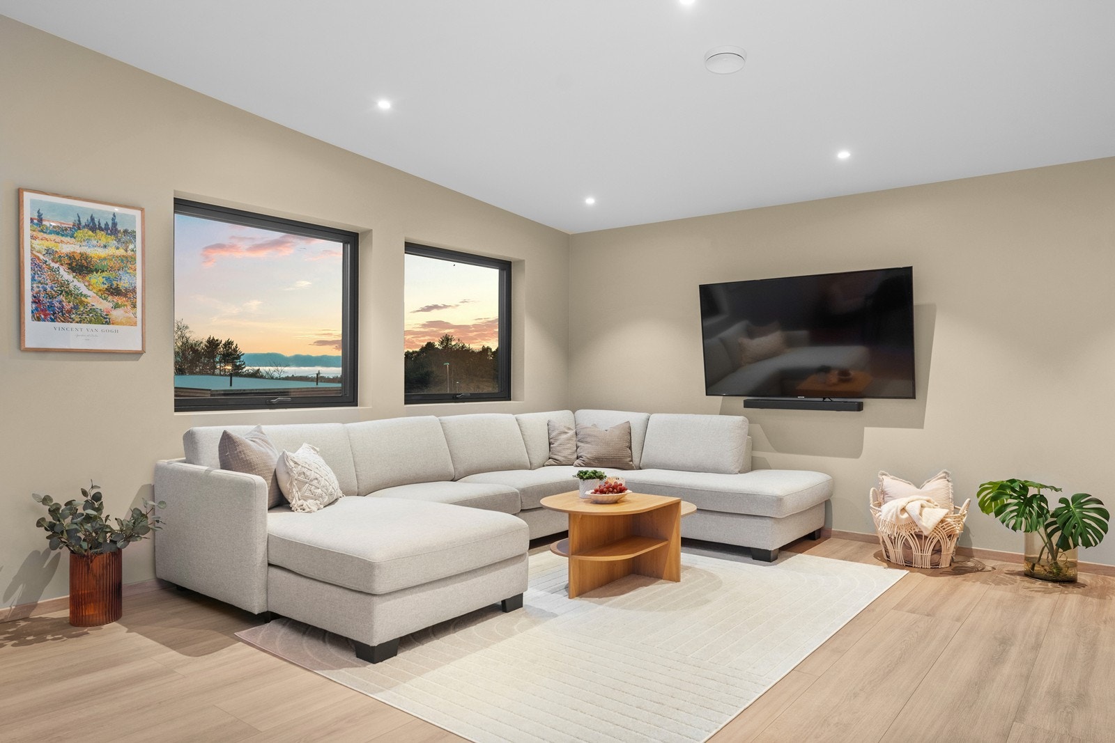 Listefritt tak med downlights gir et moderne og rent uttrykk. Galleribilde