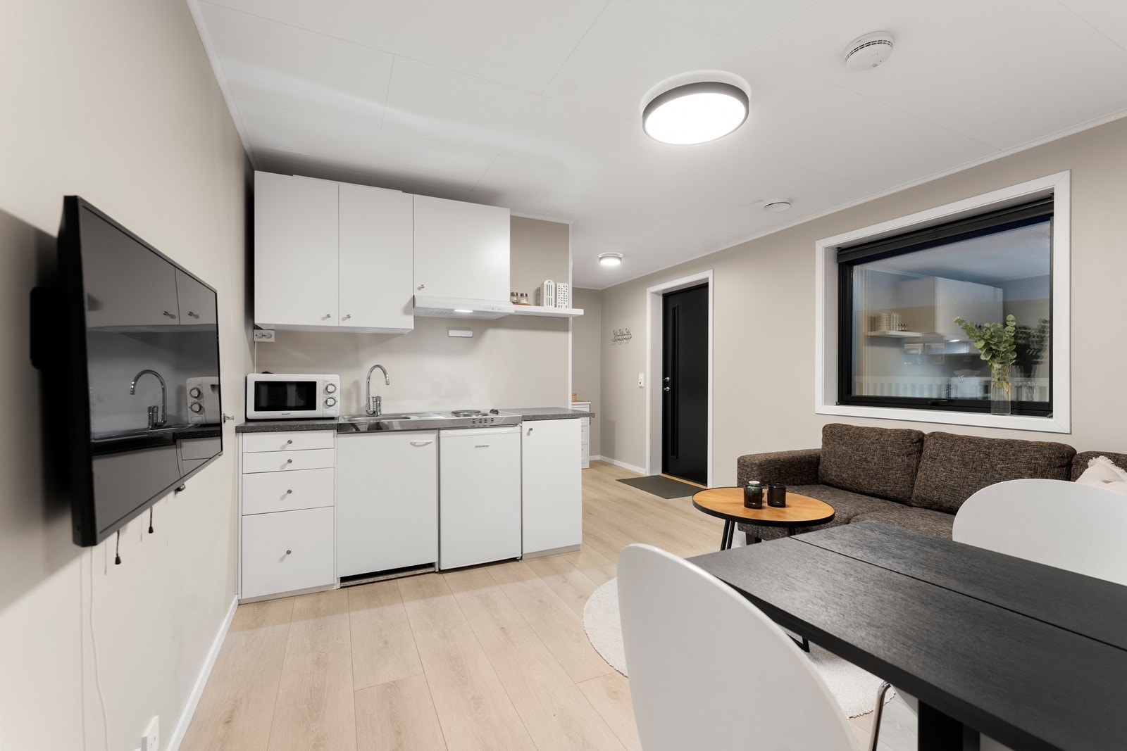 Deler av boligens underetasje er brukt til utleie. Delen har egen inngang og selges møblert! (Ikke godkjent som selvstendig boenhet)
Denne delen kan også enkelt gjøres om til en del av hovedboligen dersom man har behov for mer plass eller ekstra soverom. Galleribilde