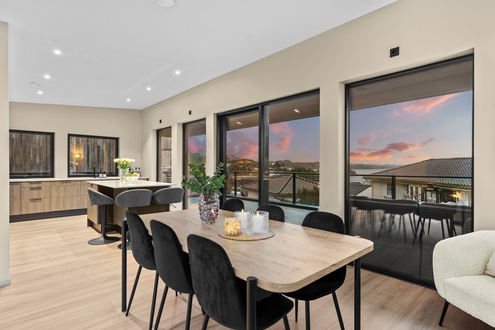 Store vindusflater i front som slipper inn godt med dagslys og gir fin utsikt. Galleribilde