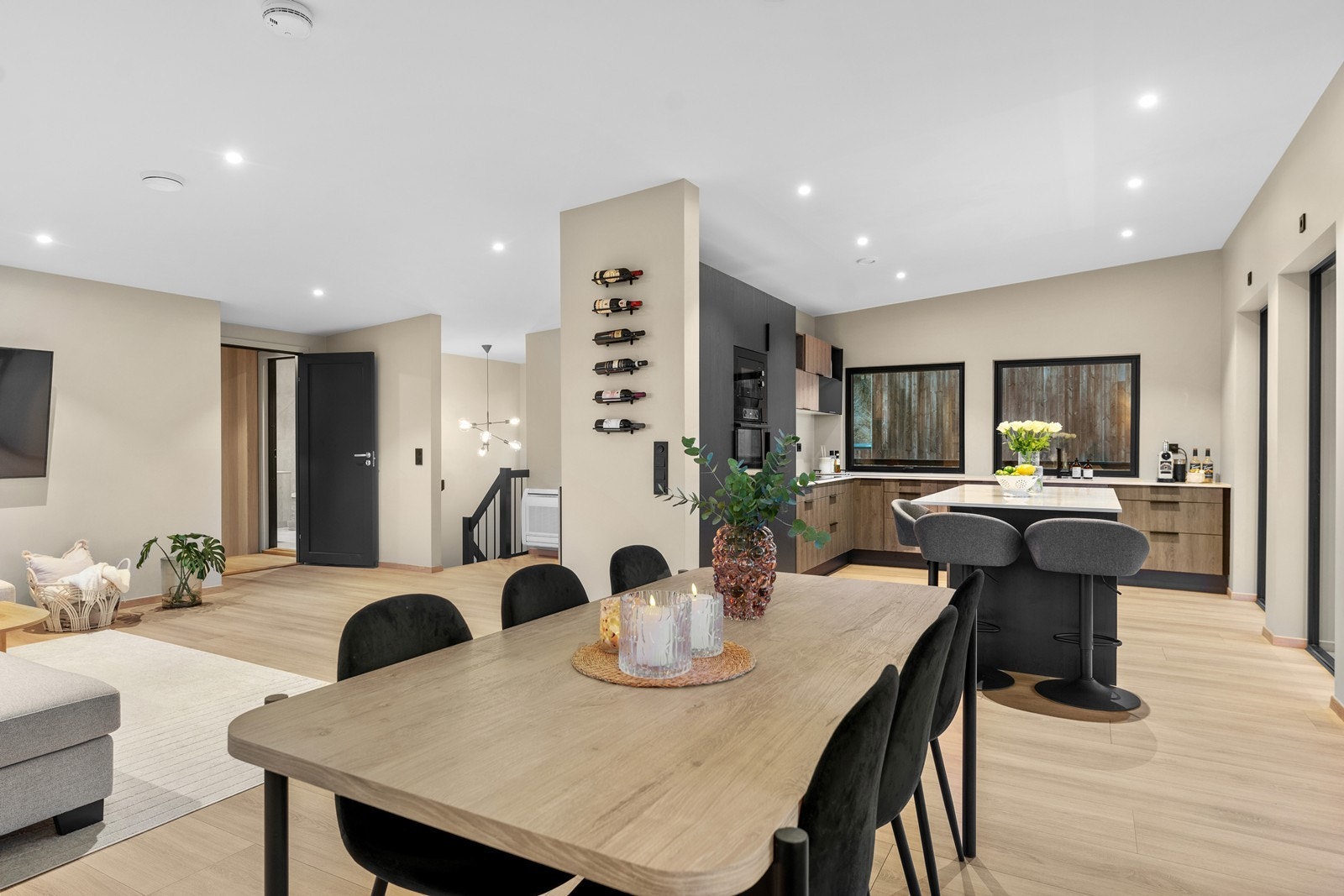 Stue - og spisestue med delvis åpen planløsning til kjøkken. Herfra er det også direkte utgang til terrassen i front. Galleribilde