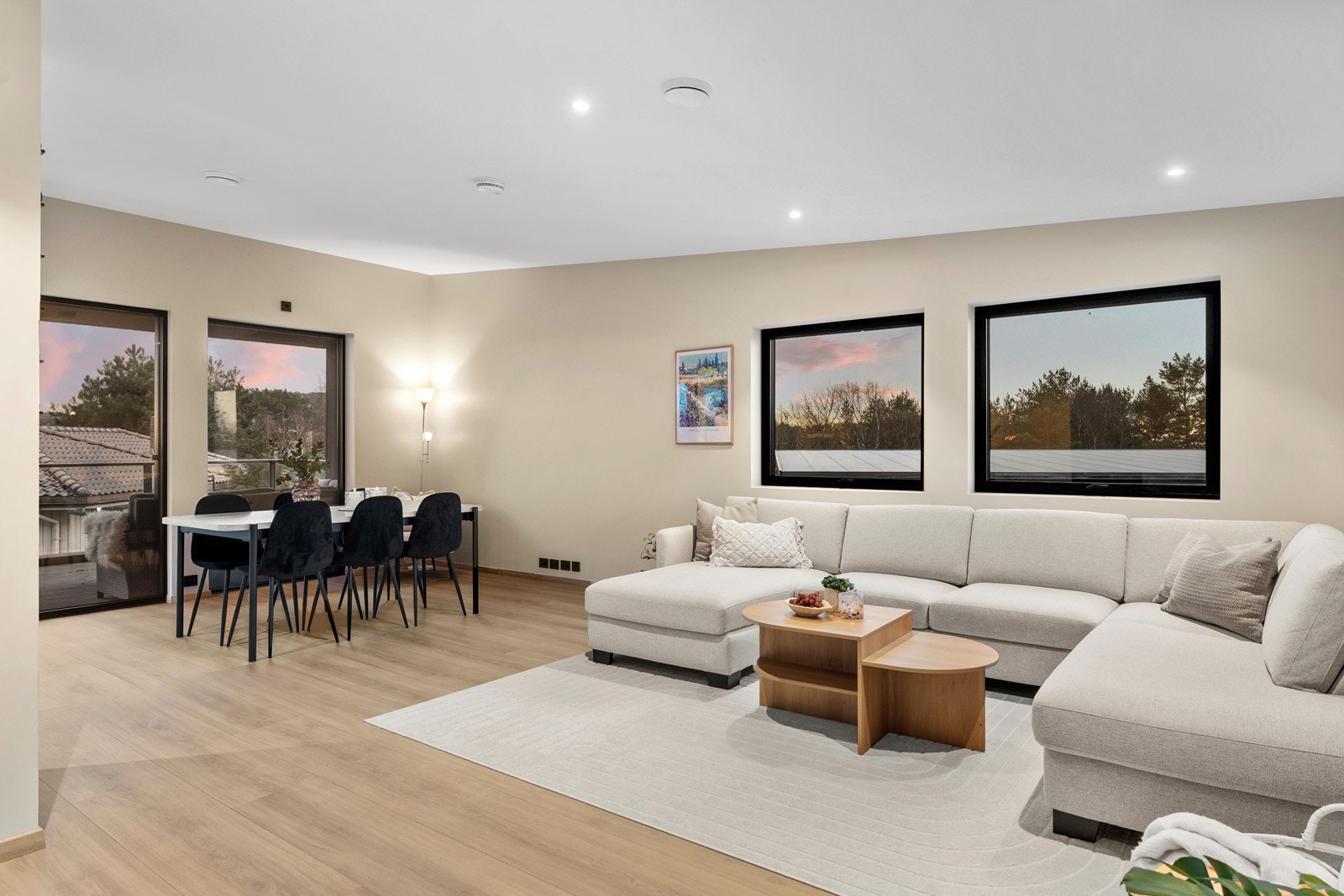 Boligen er innredet med smakfulle og tidløse materialvalg og farger. Galleribilde