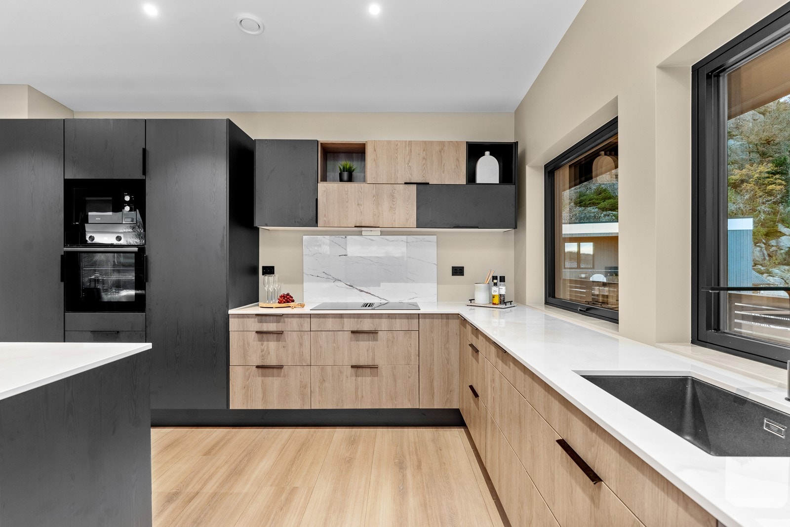 Romslig kjøkken med god-skap og benkeplass. Galleribilde