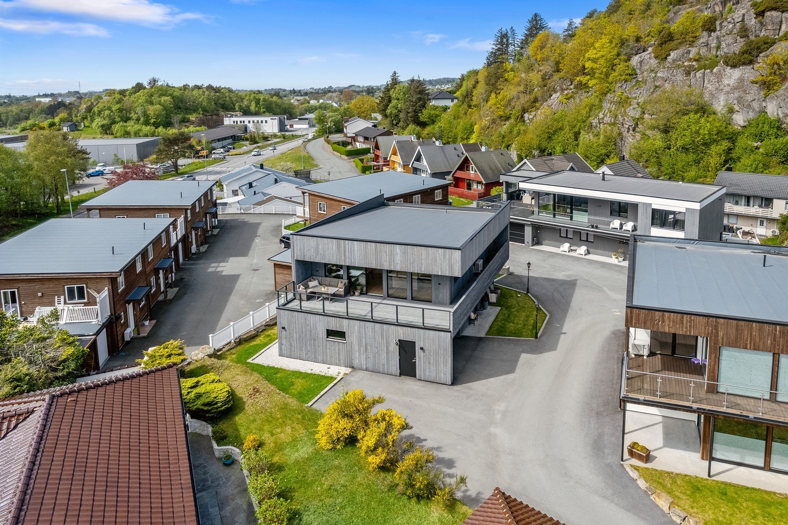 Boligen ligger i et veletablert nabolag med flere barnefamilier! Galleribilde