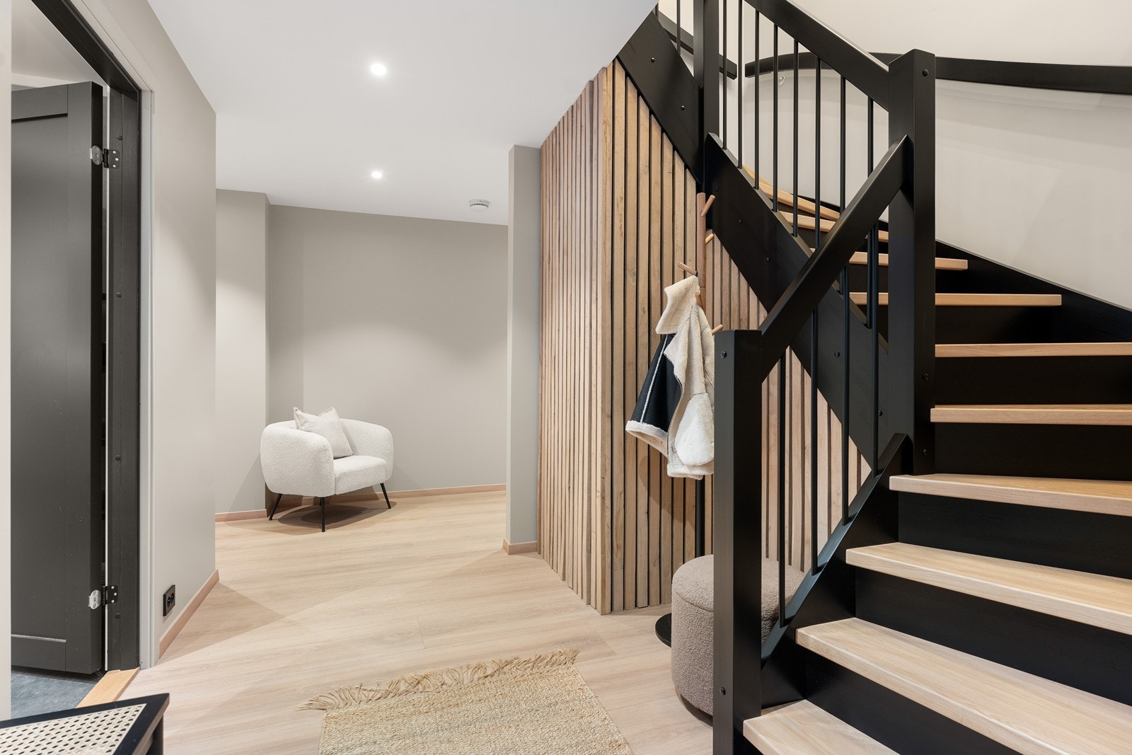 Inngangsparti trapp opp til hovedetasjen. Galleribilde