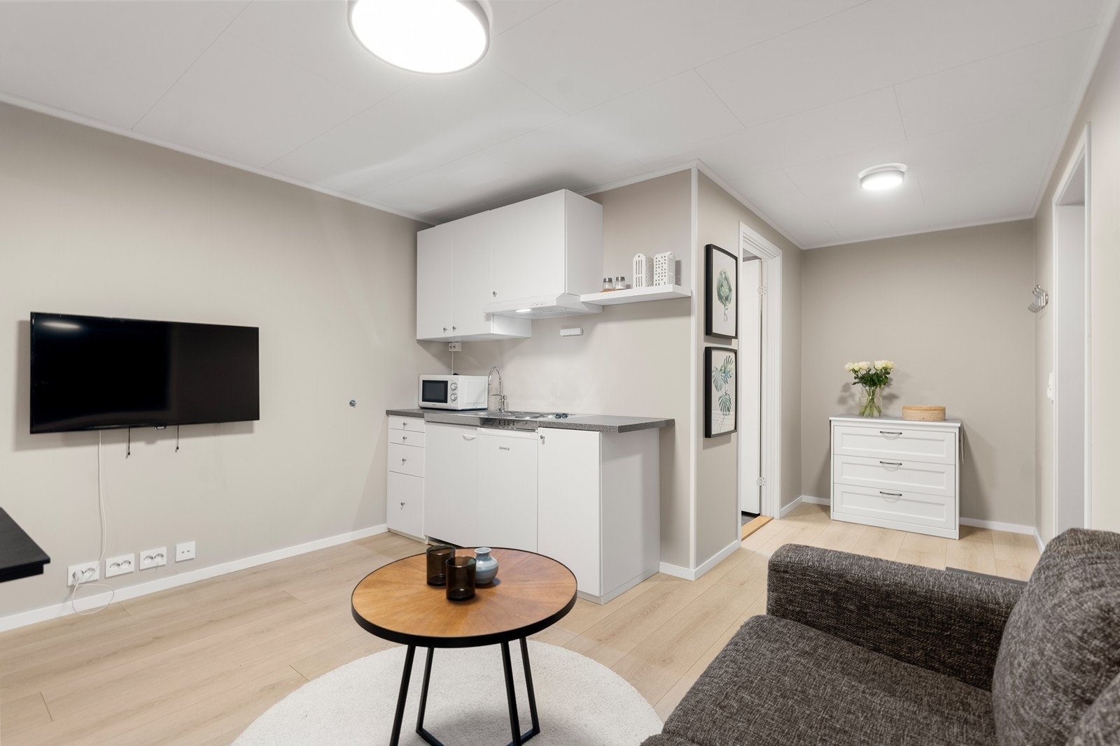 Åpen planlsøning mellom stue og kjøkken i praktikantdelen. Galleribilde