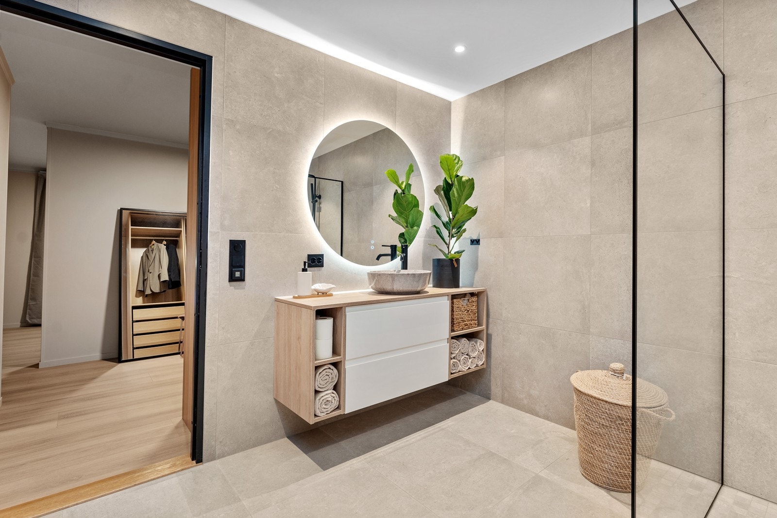 Flislagt bad med servant, vegghengt wc og romslig dusjnisje. Galleribilde