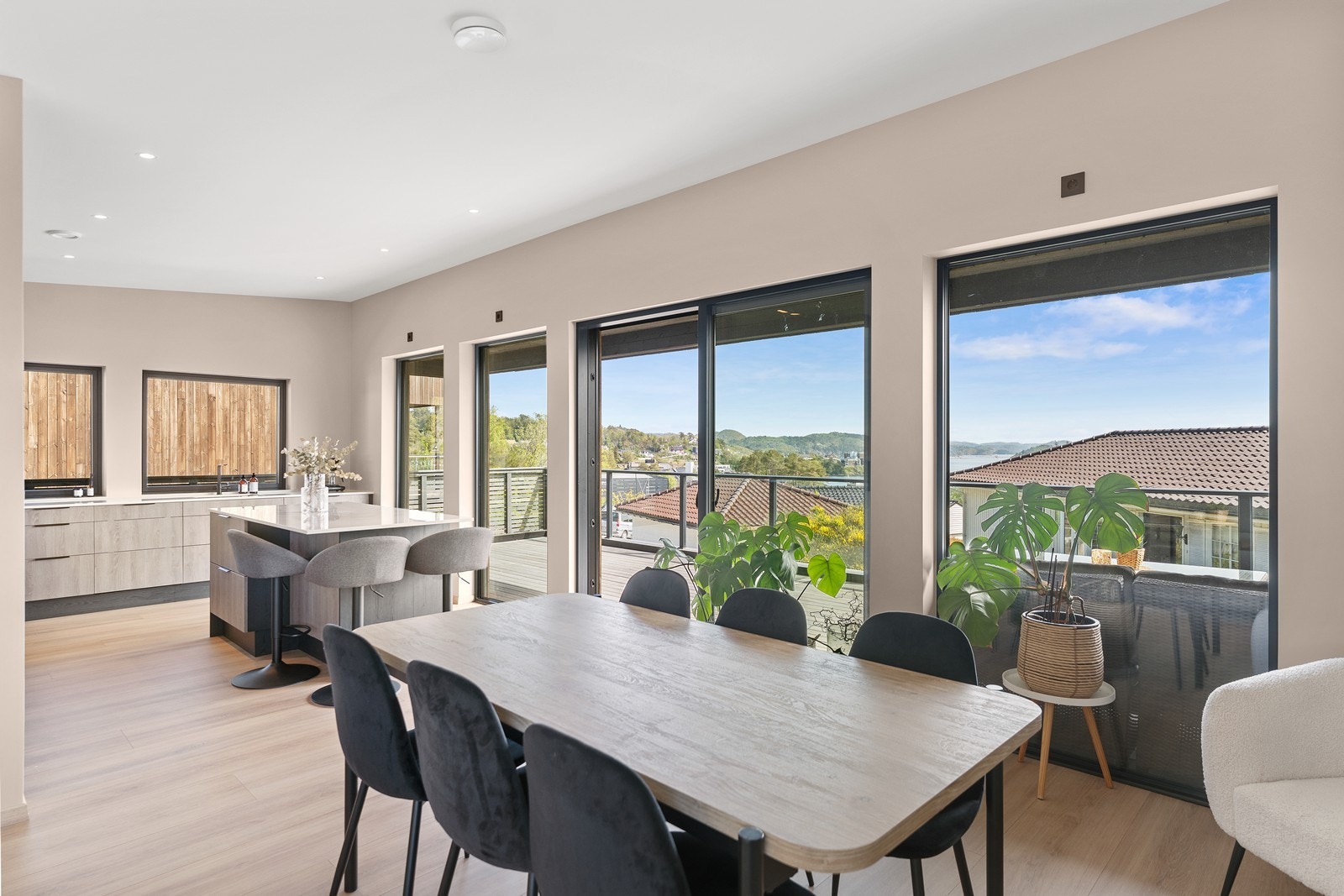 Her kan du invitere venner og familie på besøk med god plass til langbord ved kjøkkenet. Galleribilde