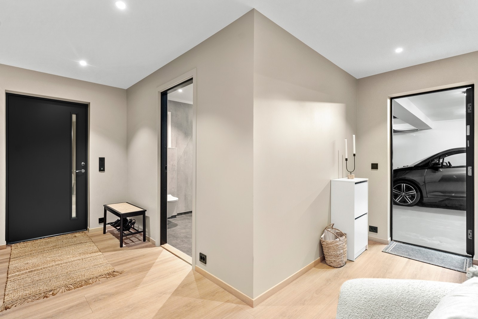 Direkte inngang til boligen fra garasje. Galleribilde