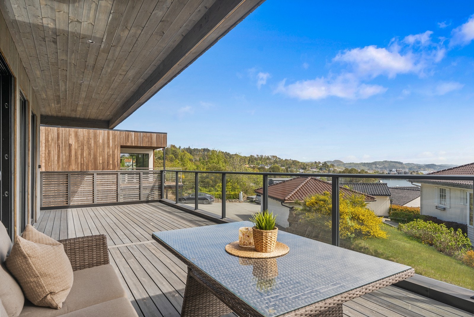 Her har du flott sjøutsikt og utgang til terrasse direkte fra stue/kjøkken. Galleribilde