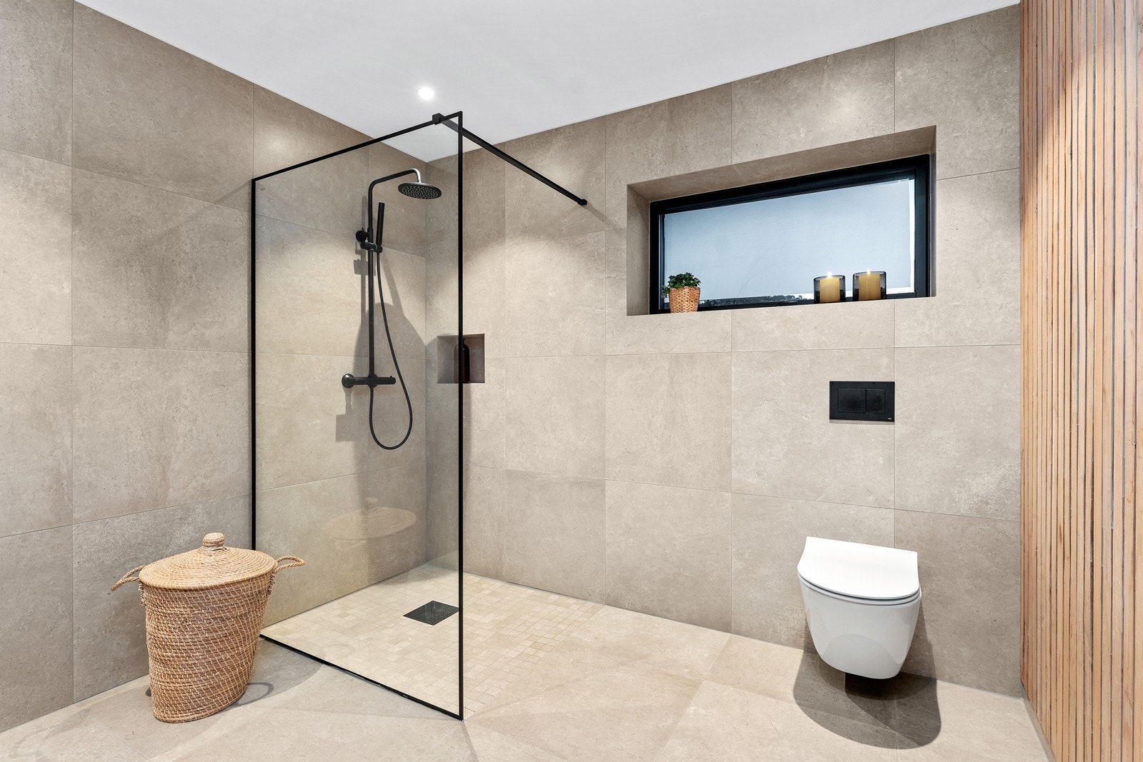 Moderne svarte detaljer. Downlights i tak samt varme i gulv. Galleribilde