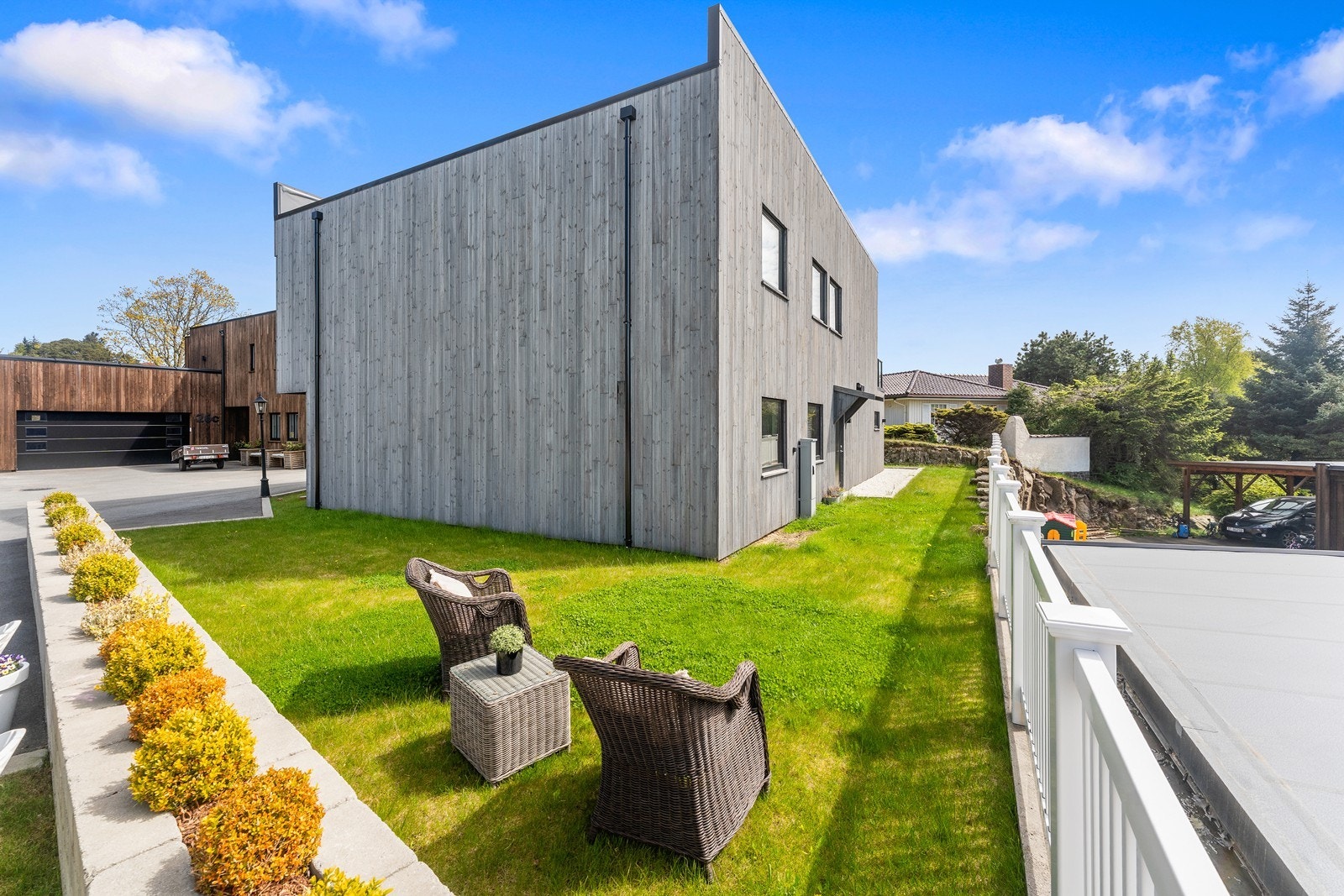 Hage/gressplen med muligheter for sittegruppe e.l. lignende. Galleribilde