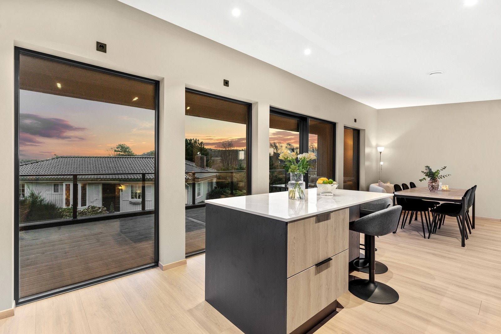 Ekstra høyde under tak i hovedetasjen med downlights. Det er også montert utvendige downlights som gir fasaden et stilig uttrykk på kveldstid. Galleribilde