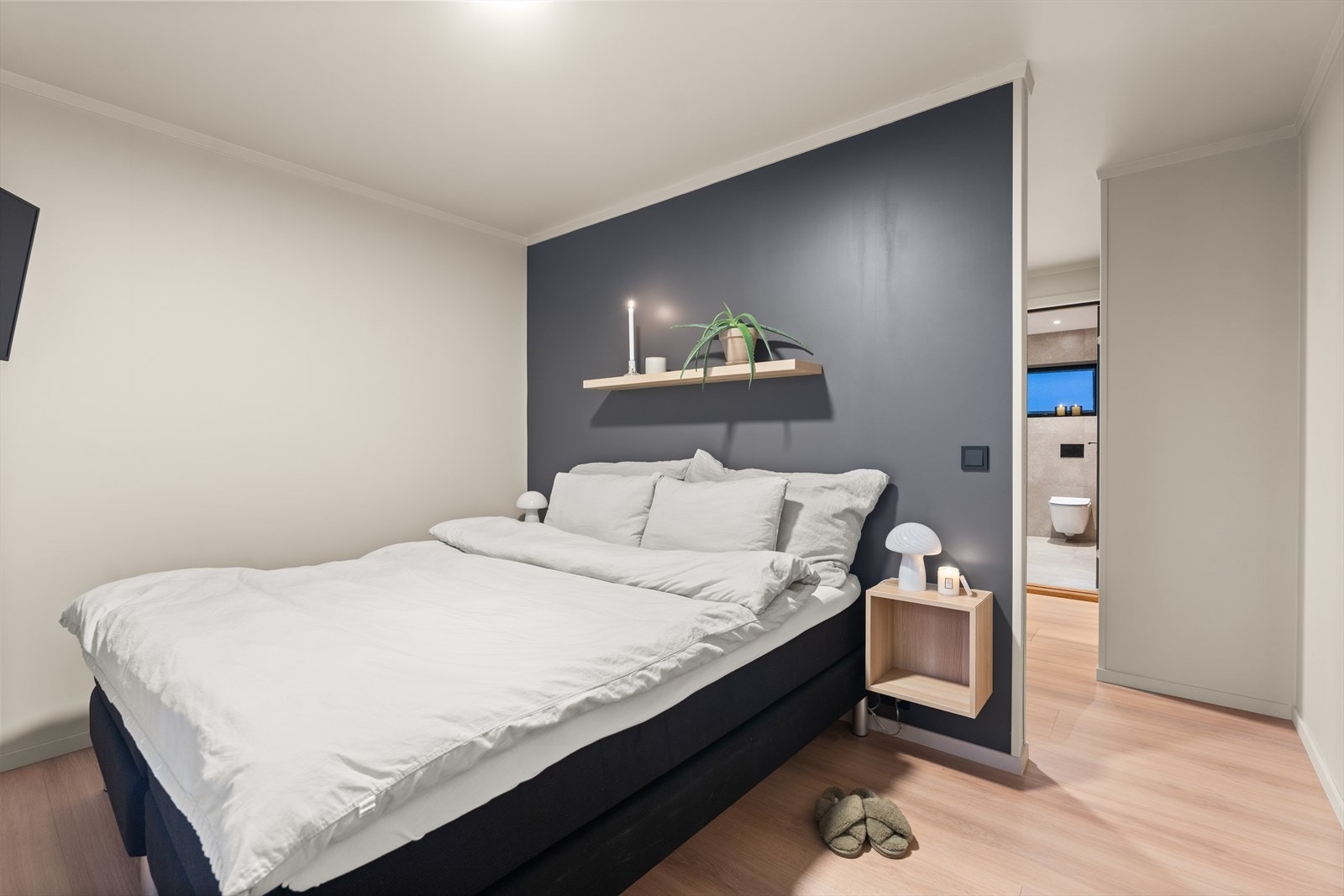 Hovedsoverom med praktisk gjennomgang til bad via walk-in garderobe. Galleribilde