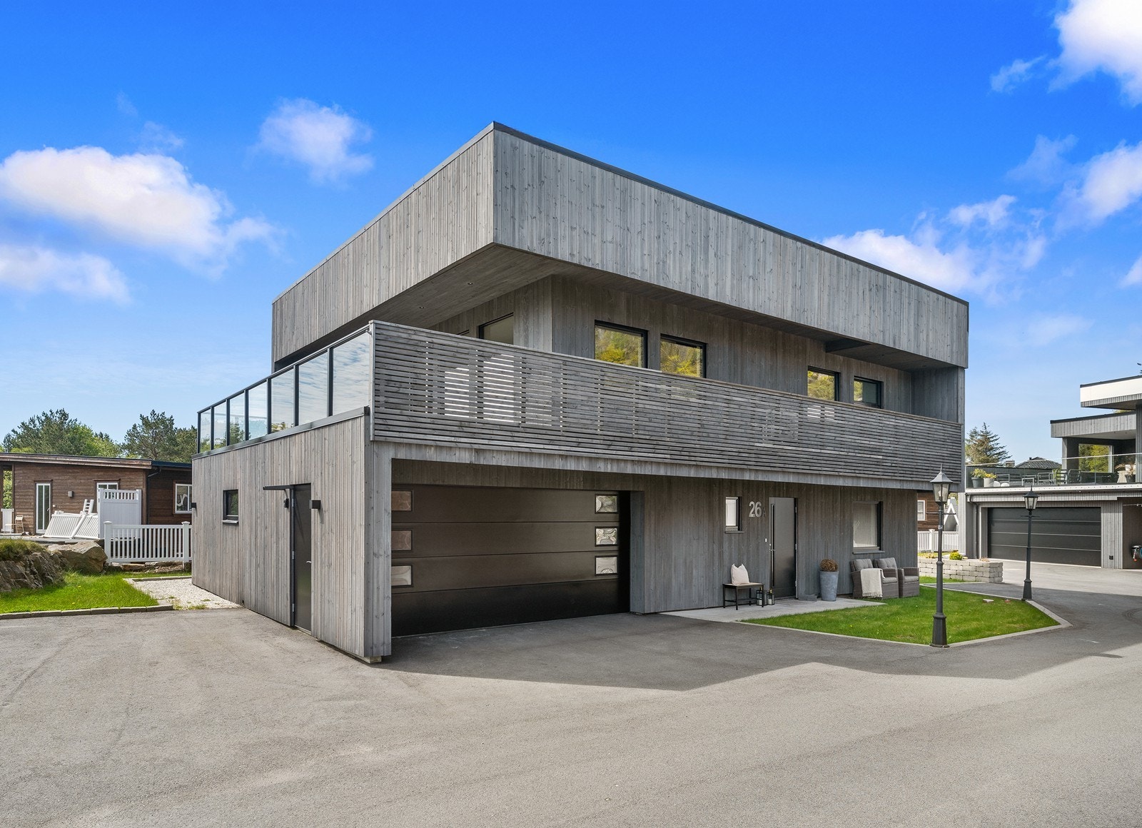 Direkte adkomst til boligens hoveddel via garasjen! Her er god lagringsplass. Galleribilde