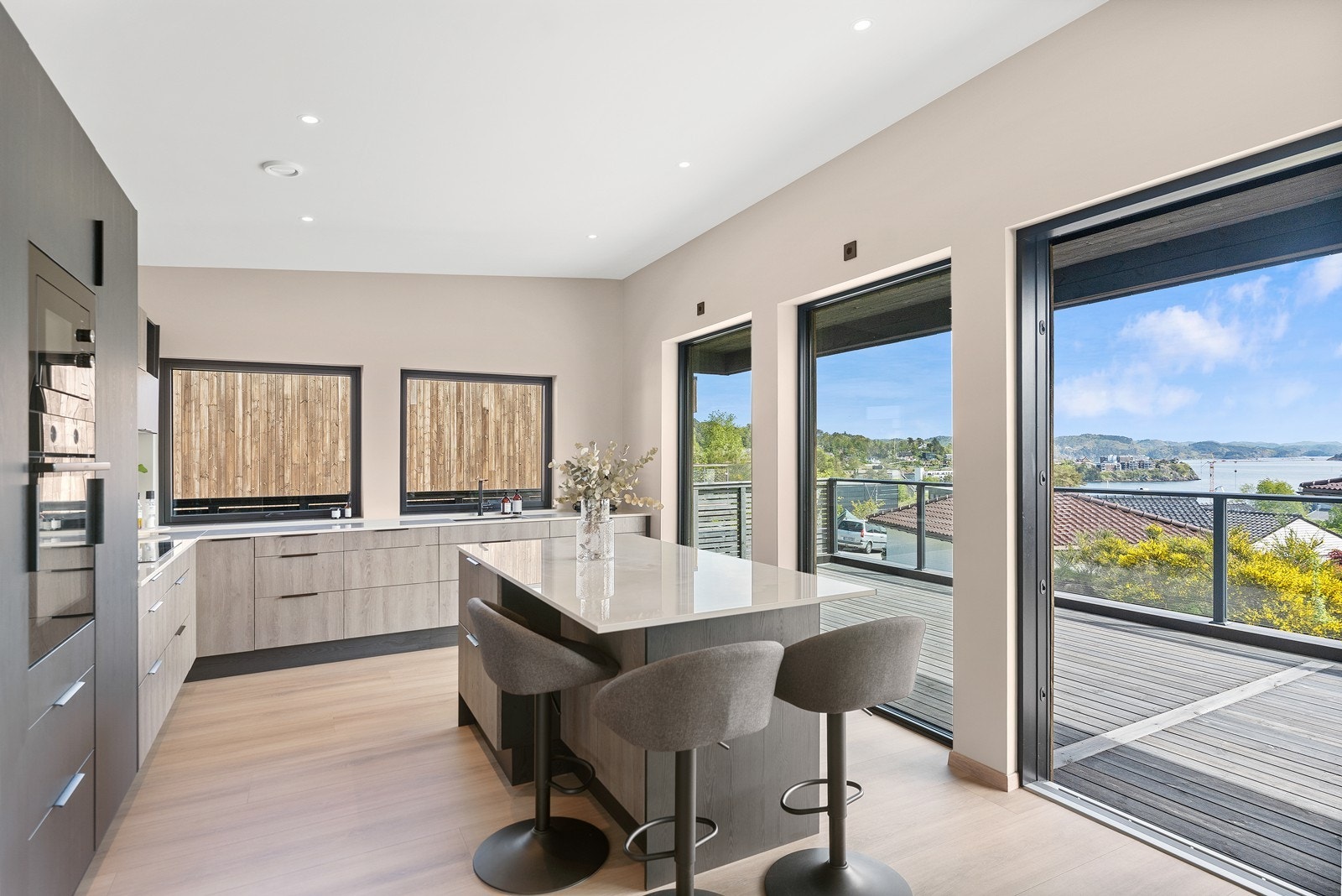 Kjøkkeninnredning fra Nordsjø kjøkken med påkostet dekton benkeplate. Galleribilde