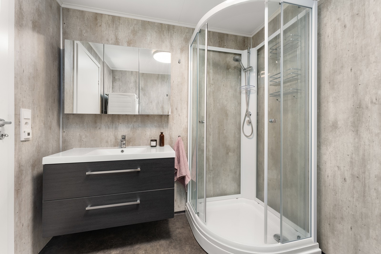 Bad i praktikantdel med servant, wc og dusjkabinett. Galleribilde