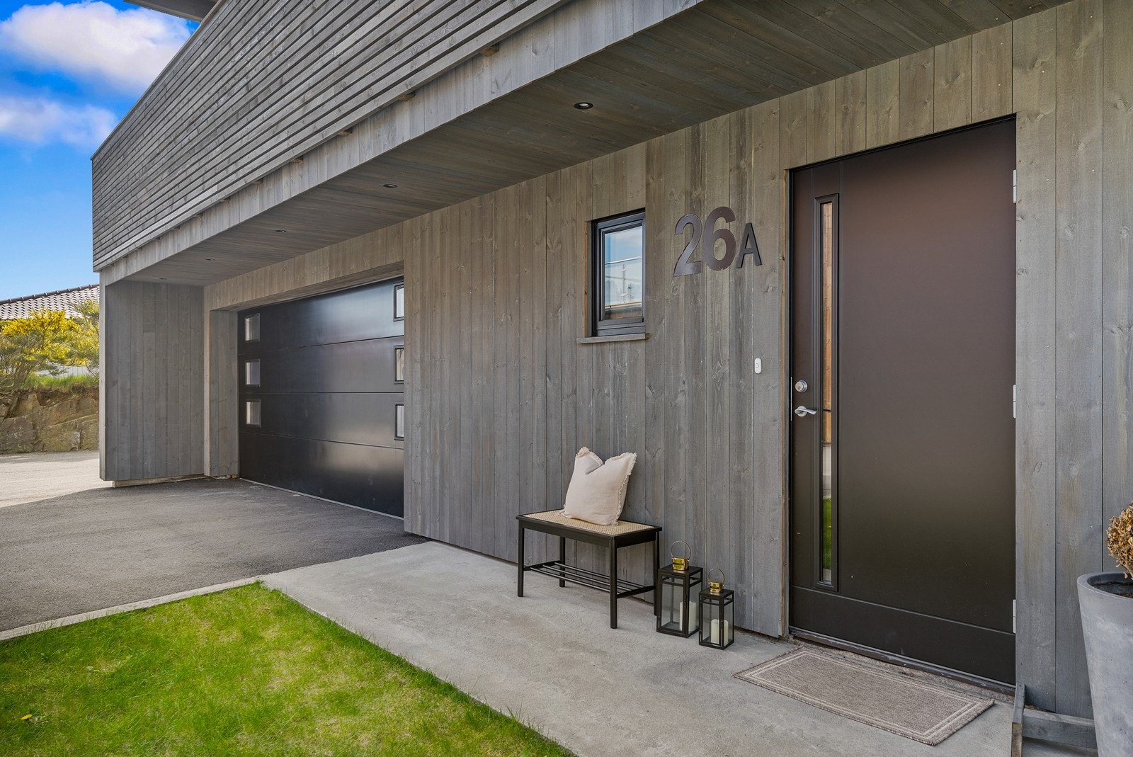 Hyggelig inngangsparti med adkomst fra bakkeplan. Galleribilde