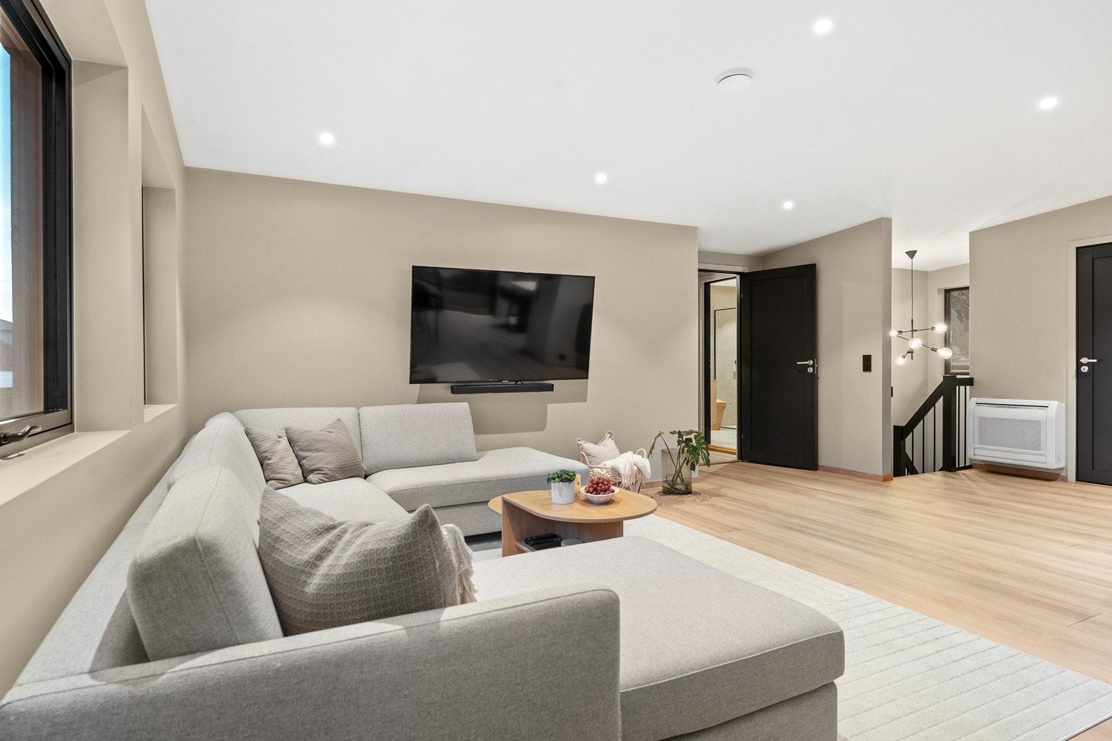 I hovedetasjen er også bod strategisk plassert med enkel og praktisk adkomst. (Dør ytterst til høyre på bildet) Galleribilde