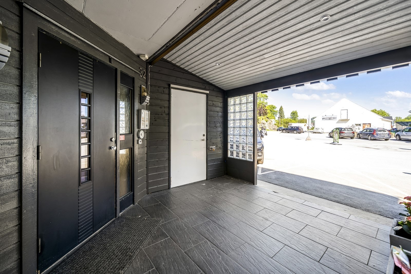 Inngangspartiet har fliser ute Galleribilde