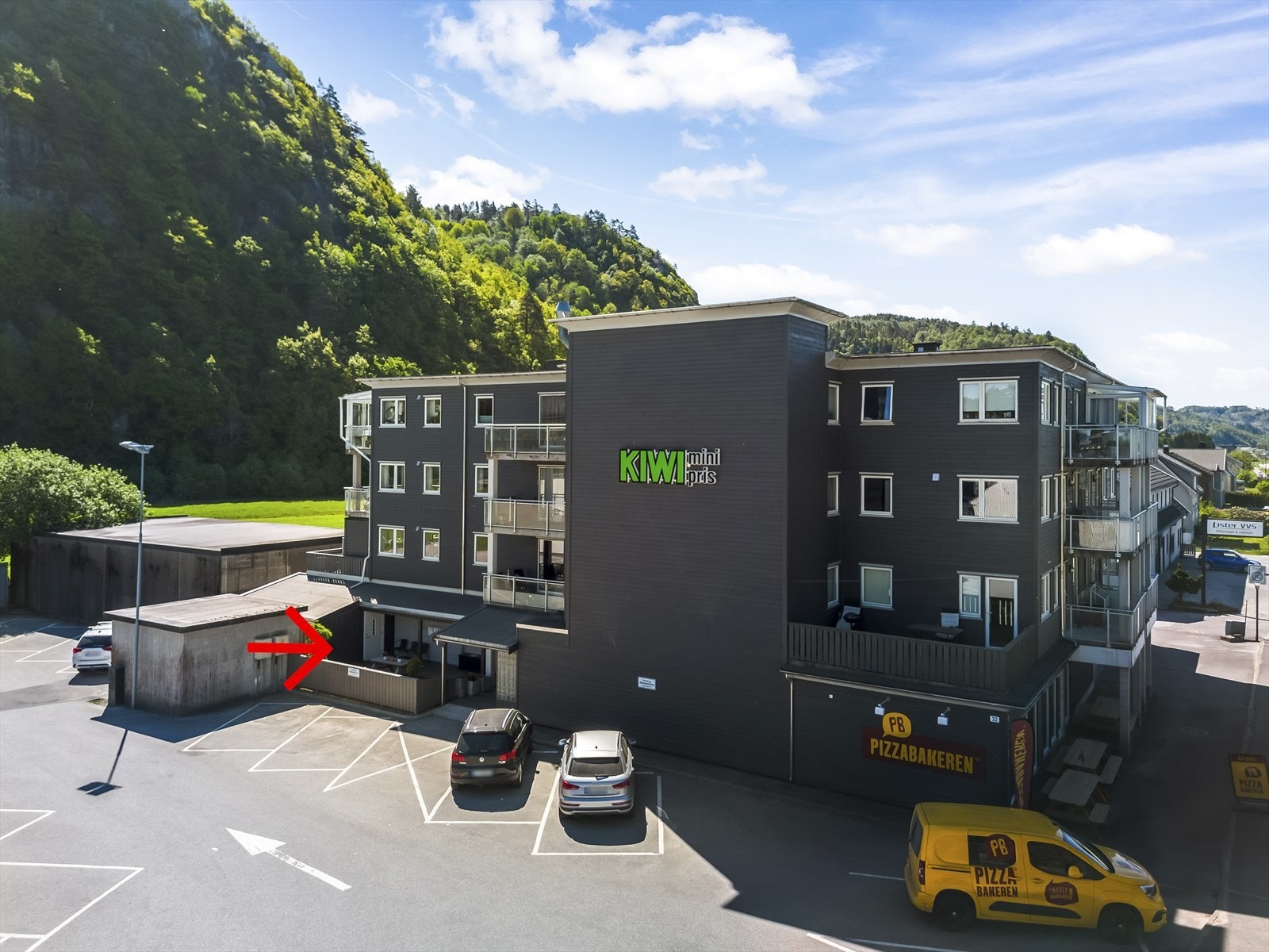 Inngangsparti til bygget og felles terrasse Galleribilde