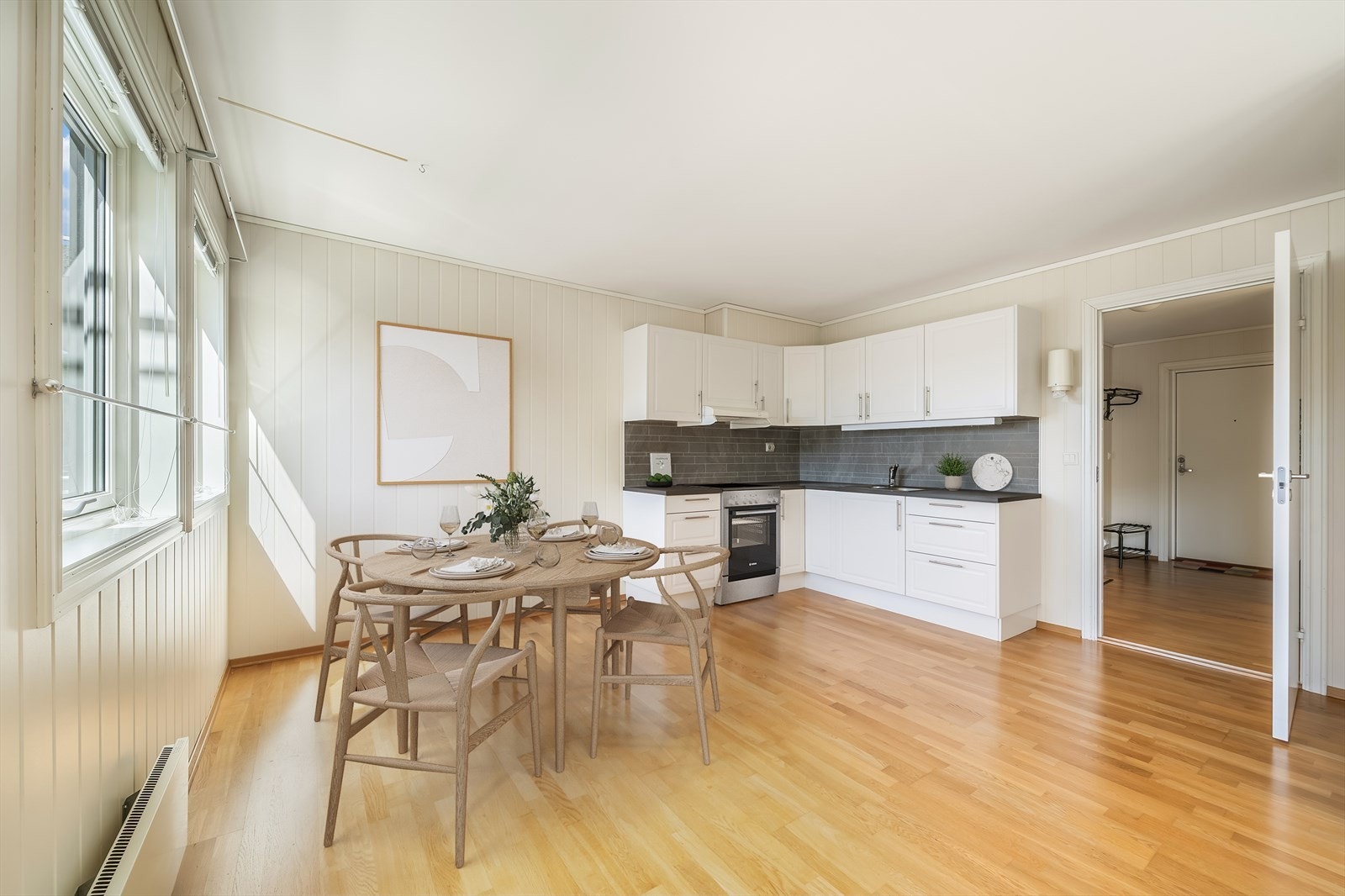 Spiseplass kjøkken/stue (virtuelt møblert) Galleribilde