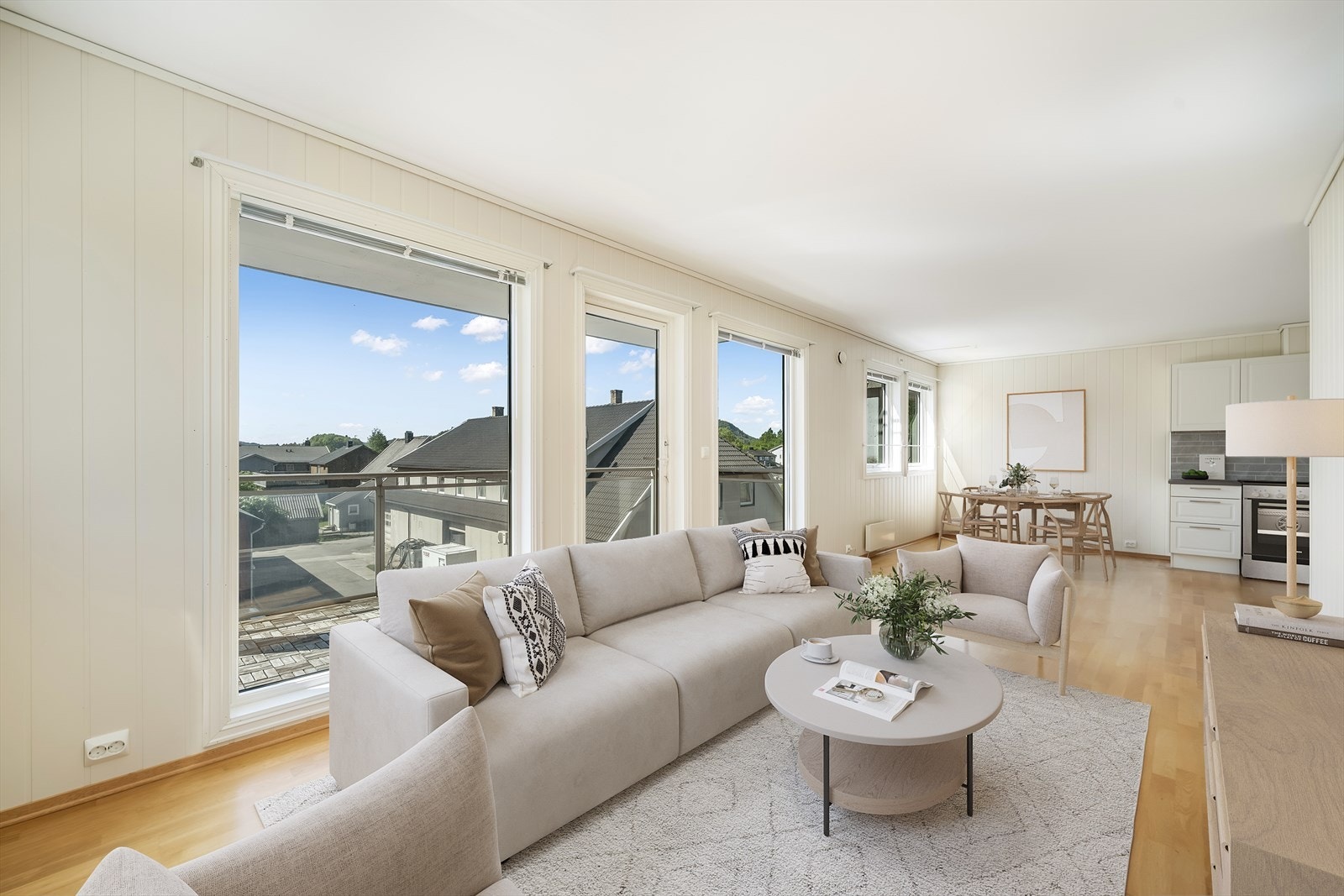 Stue og kjøkken (virtuelt møblert) Galleribilde