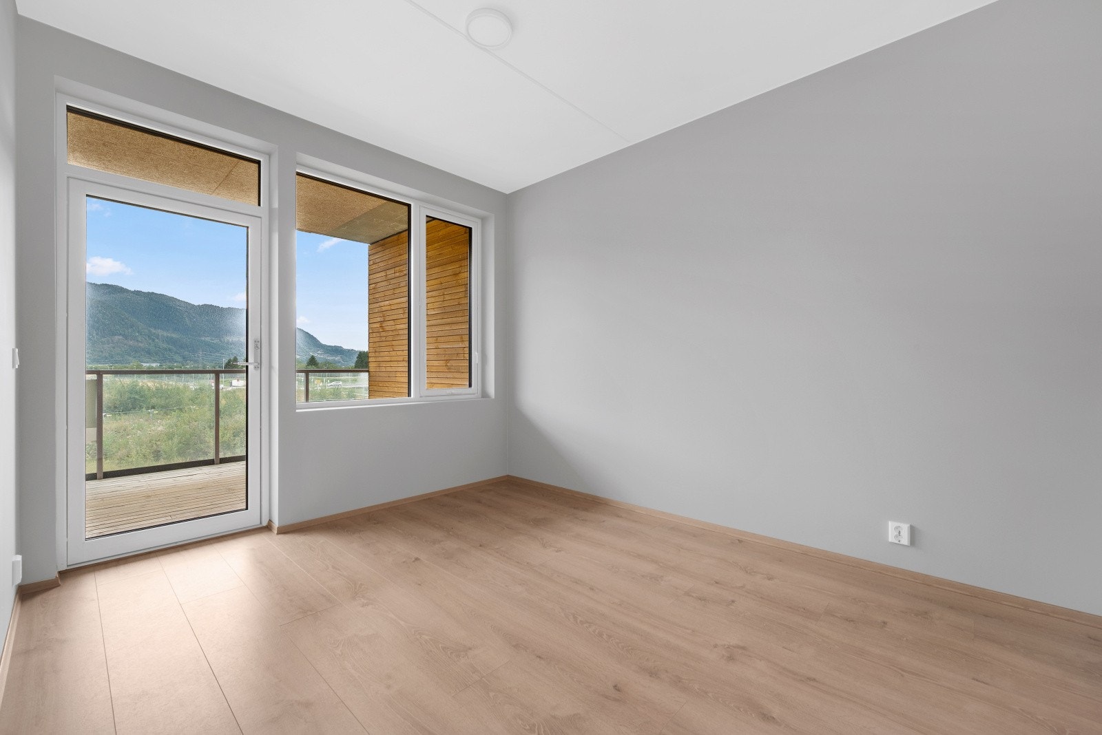 Fra hovedsoverom er det også direkte utgang til balkong, med utsikt mot Vassfjellet og med formiddagssolen. Galleribilde