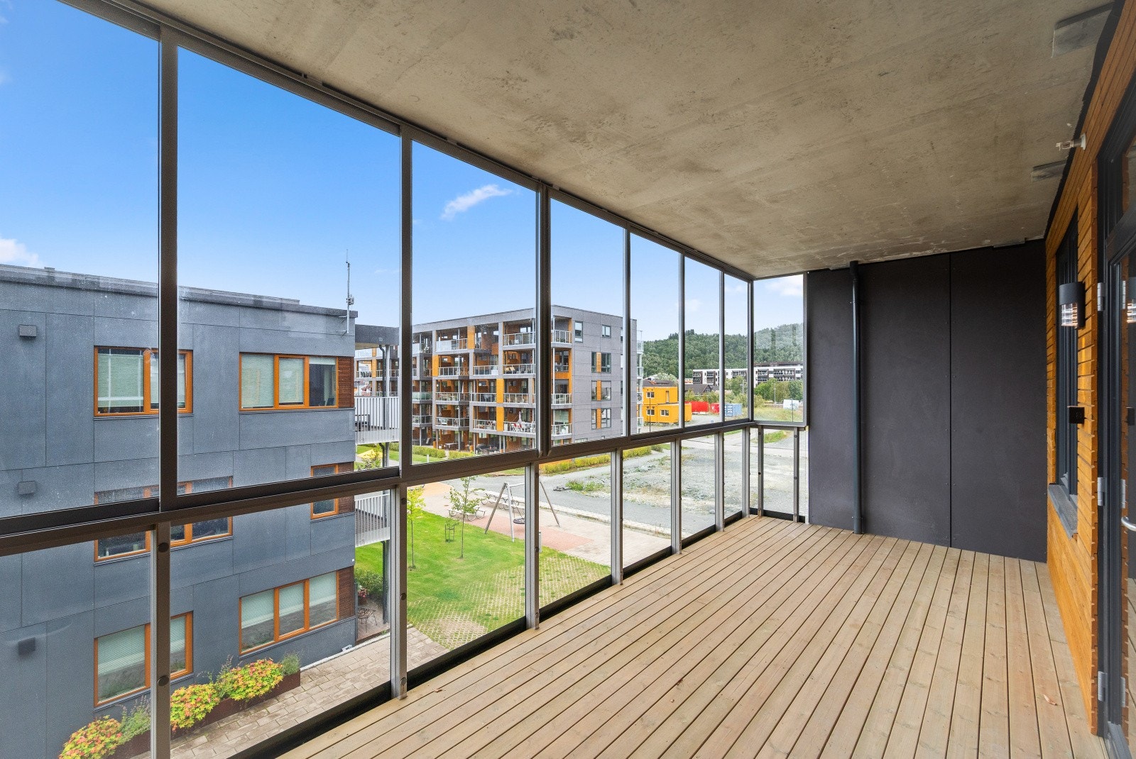 Leiligheten har to store balkonger, en på hver side av bygget. Galleribilde