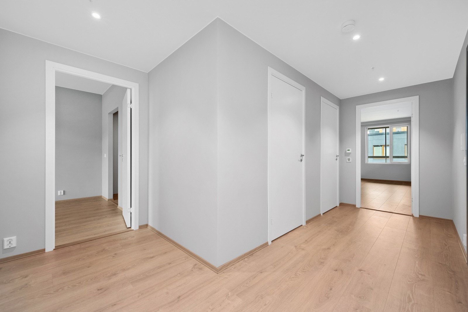 Romslig gang/entre. Galleribilde