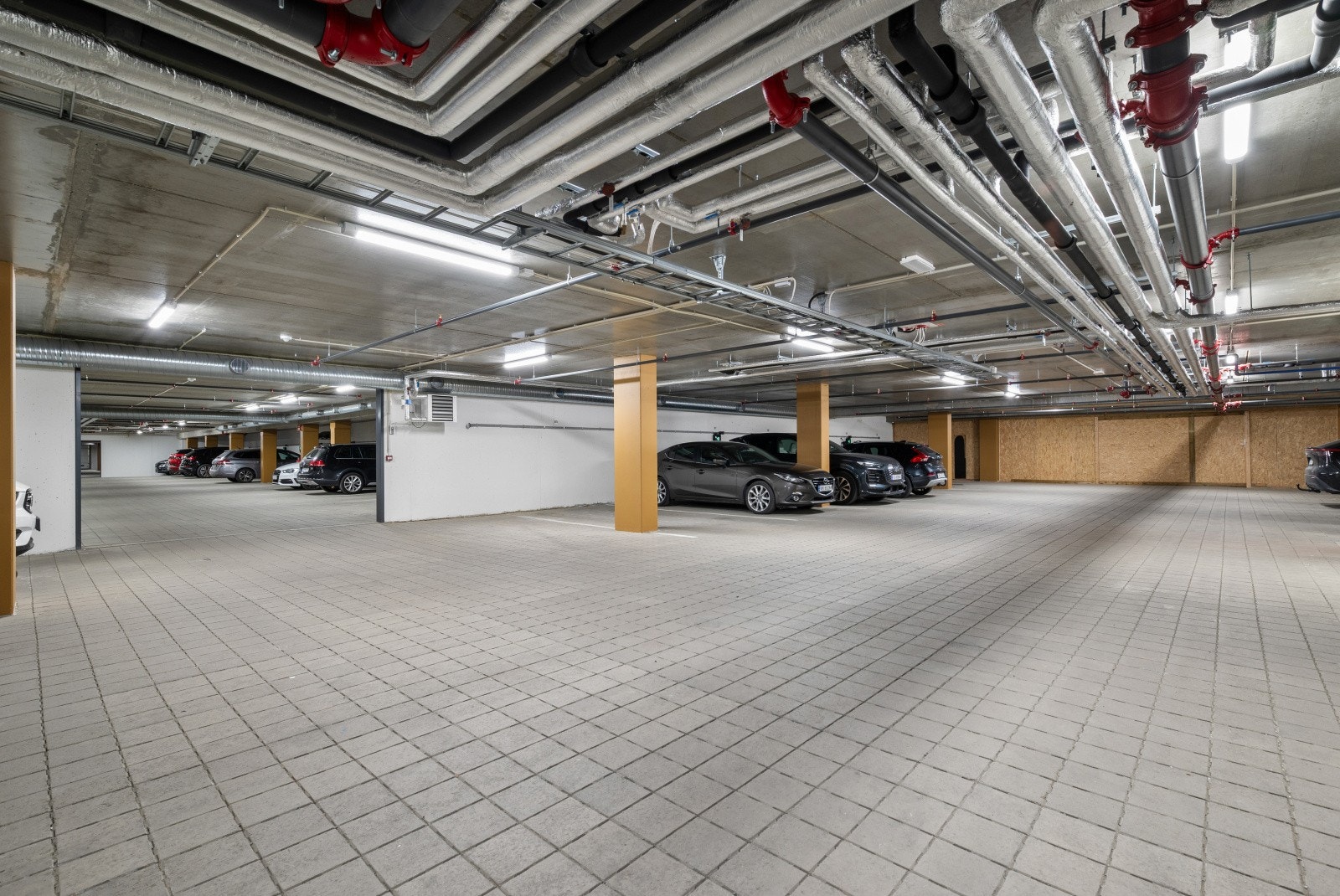 Det er muligheter for å kjøpe med egen p-plass i p-kjeller. I tillegg har leiligheten en egen sportsbod. Galleribilde