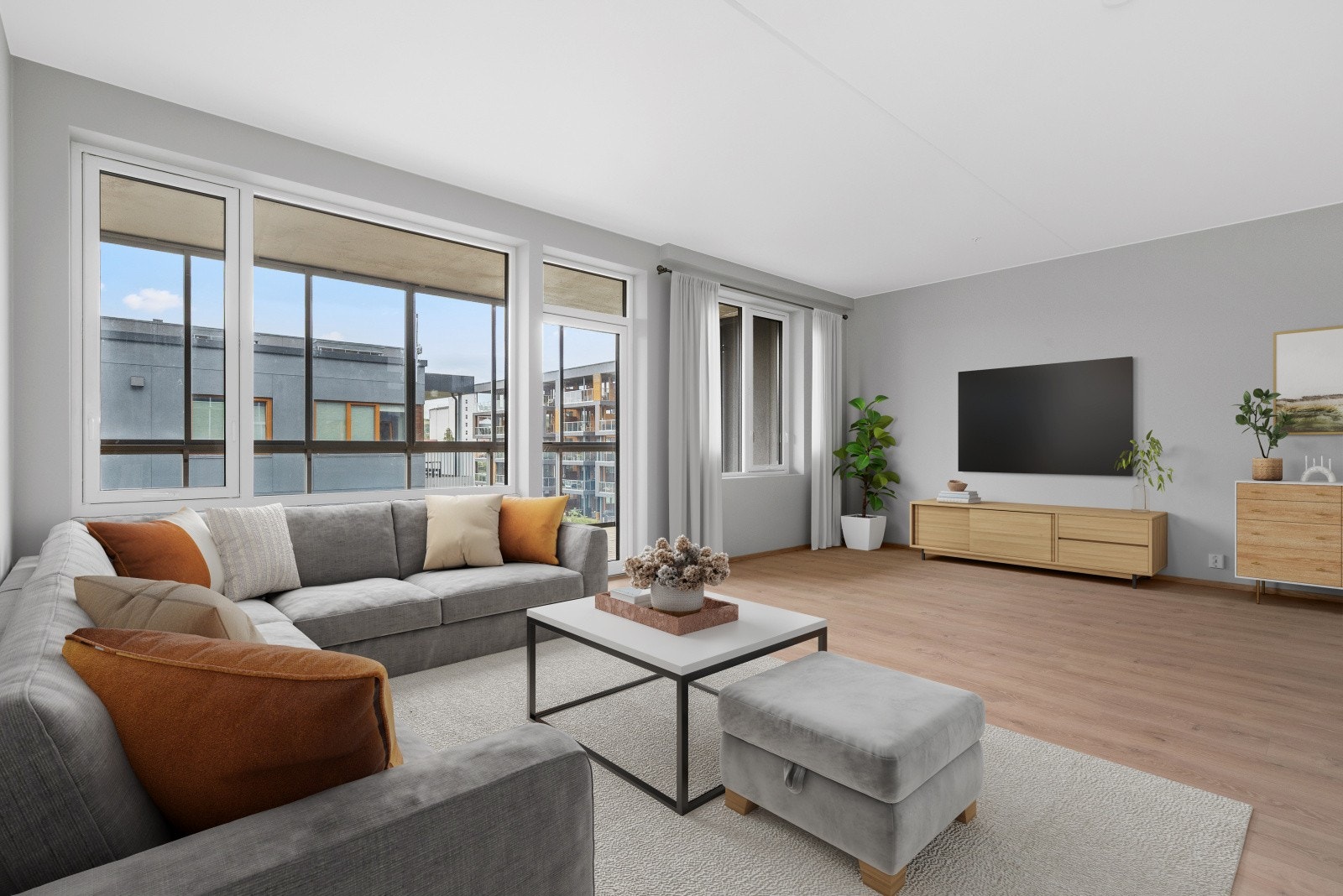 Fra stua er det direkte utgang til romslig, innglasset balkong. Galleribilde