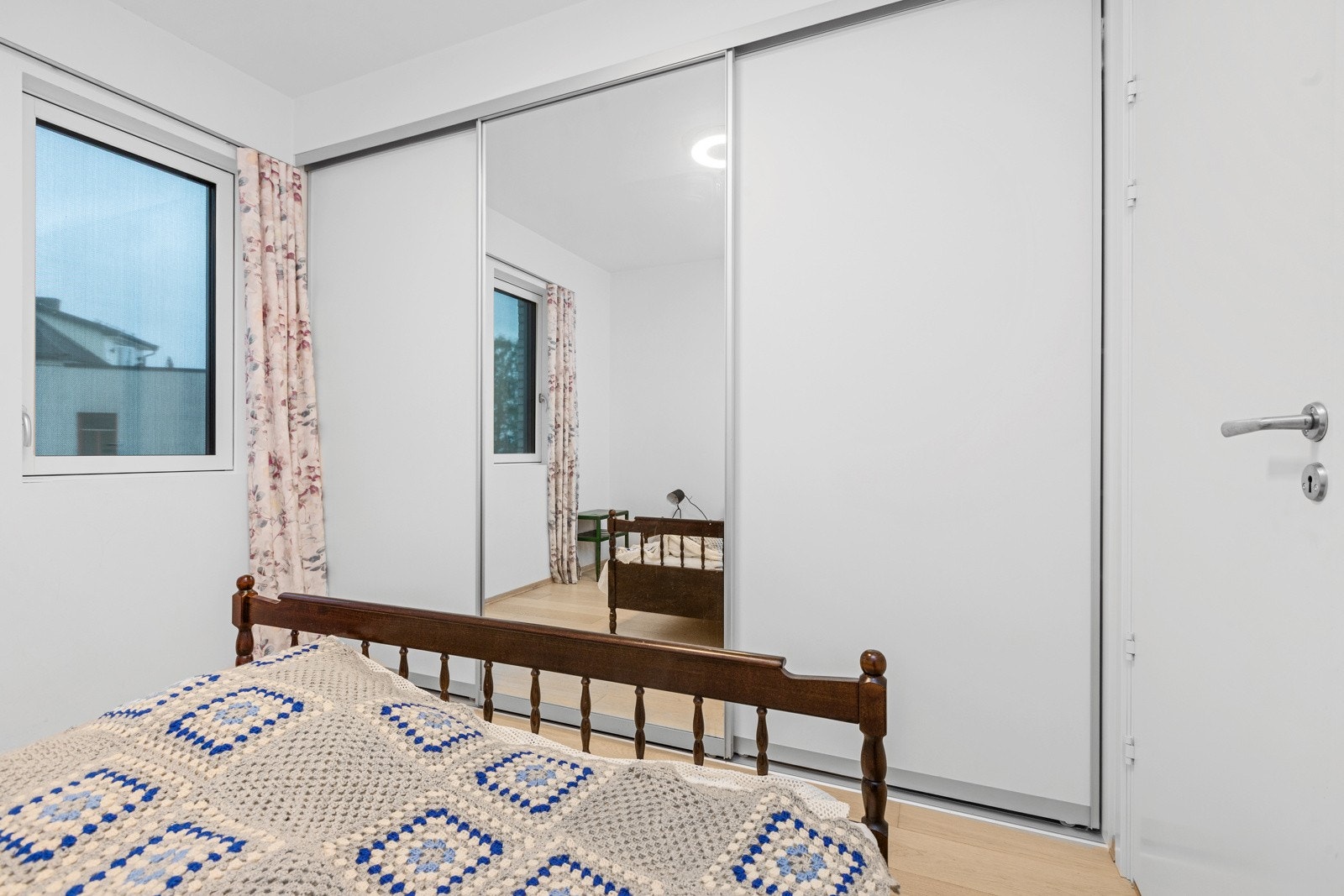 Soverom 1 har garderobe Galleribilde