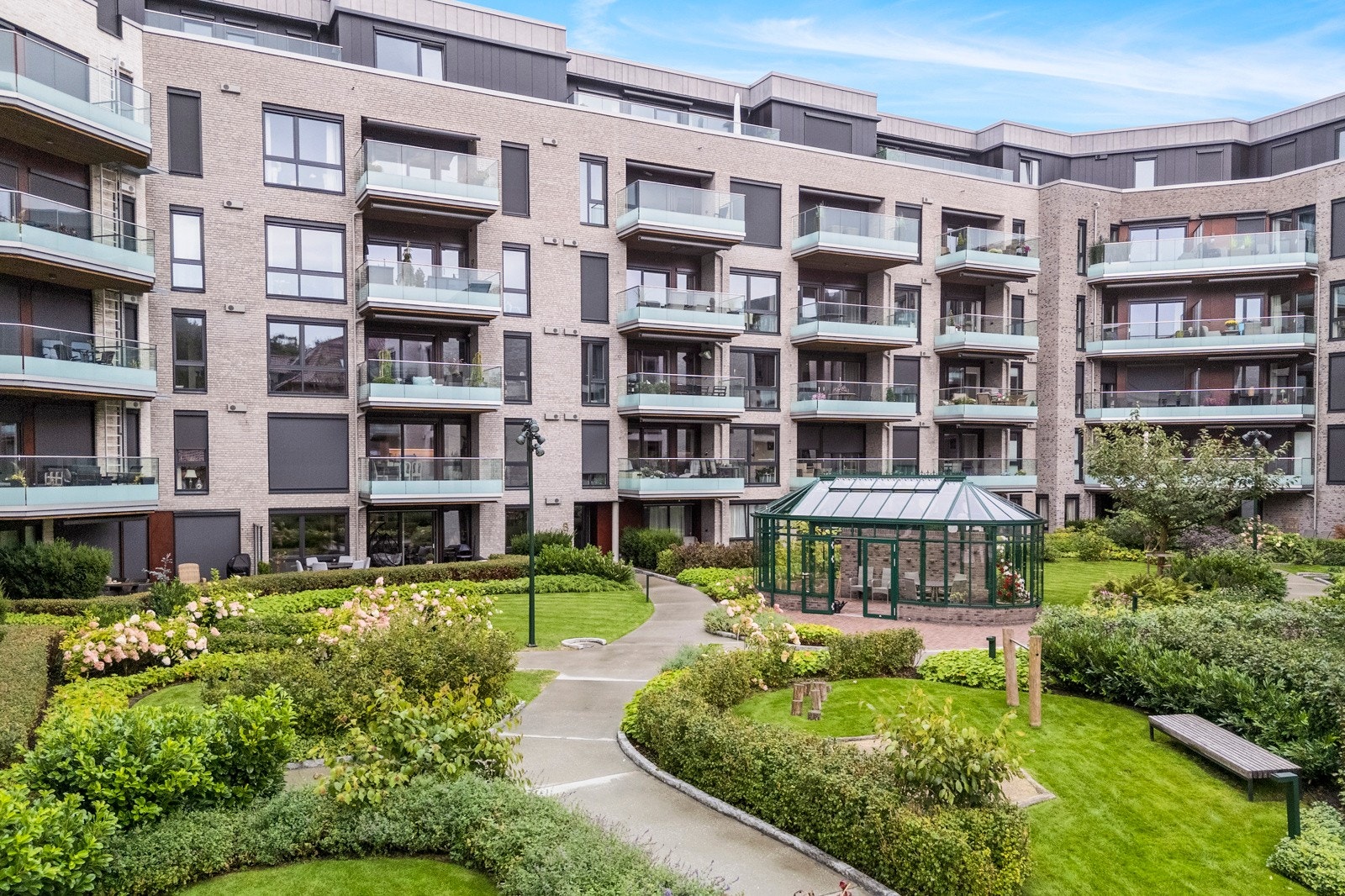 Særdeles flott opparbeidet hage Galleribilde