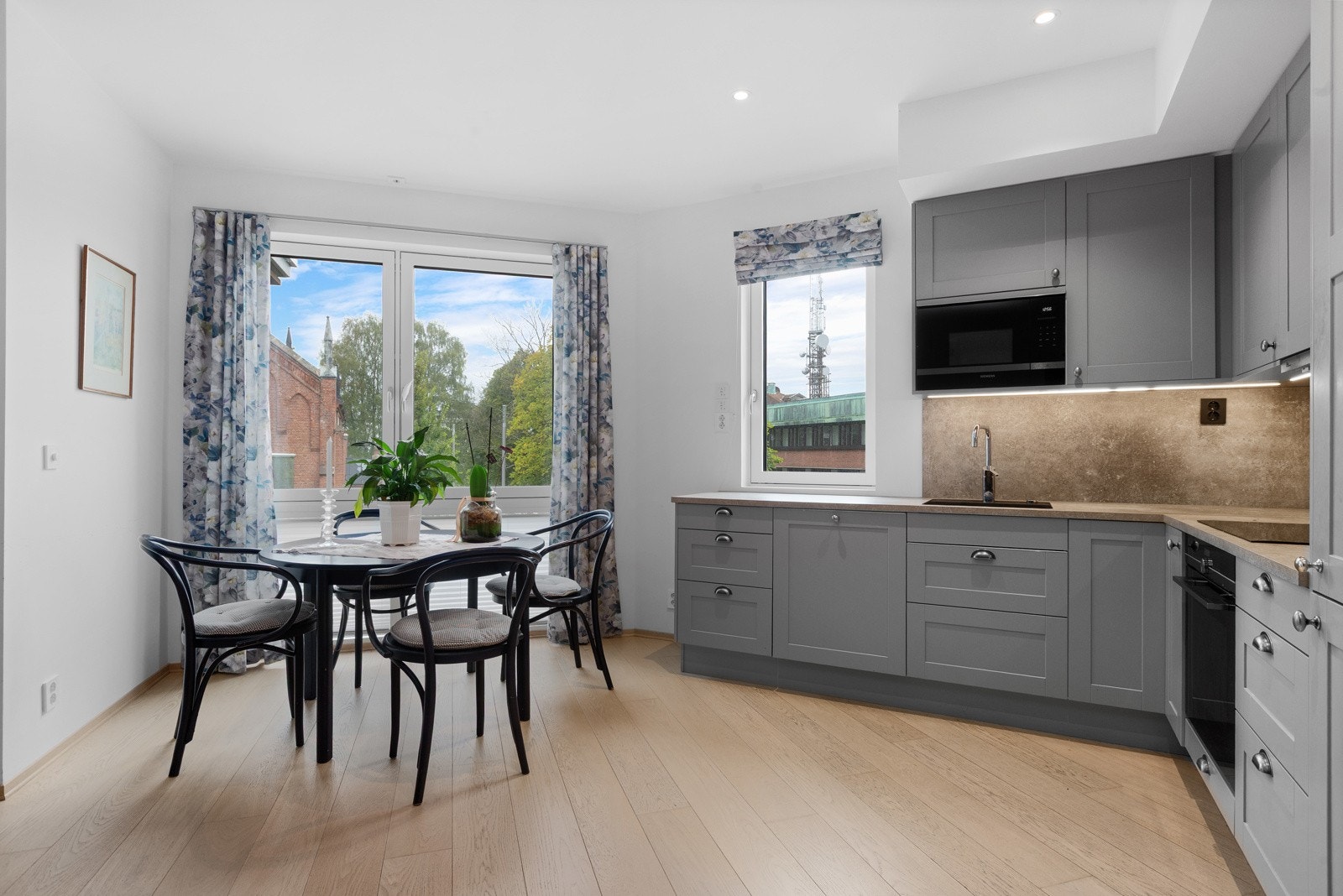 Kjøkkenet har en naturlig plass til frokostbord Galleribilde