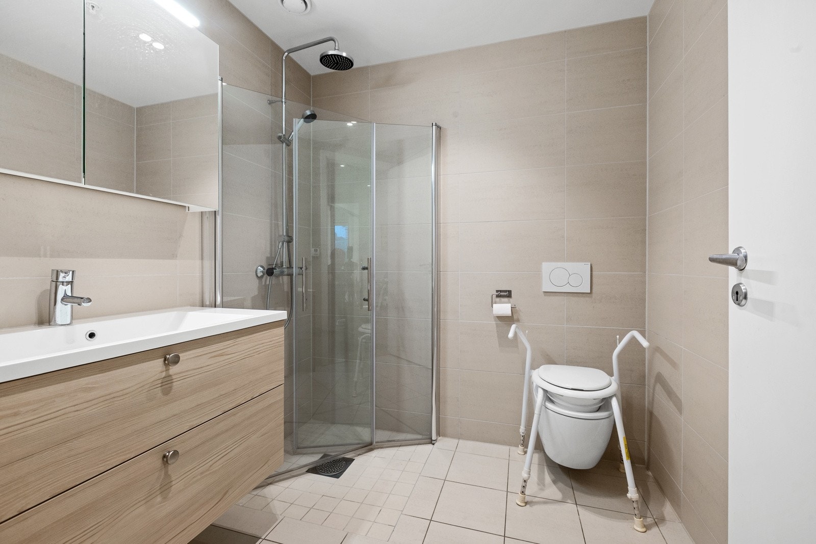 Tipp topp moderne flislag bad- med vegghengt toalett, dusjhjørne og baderomsinnredning Galleribilde