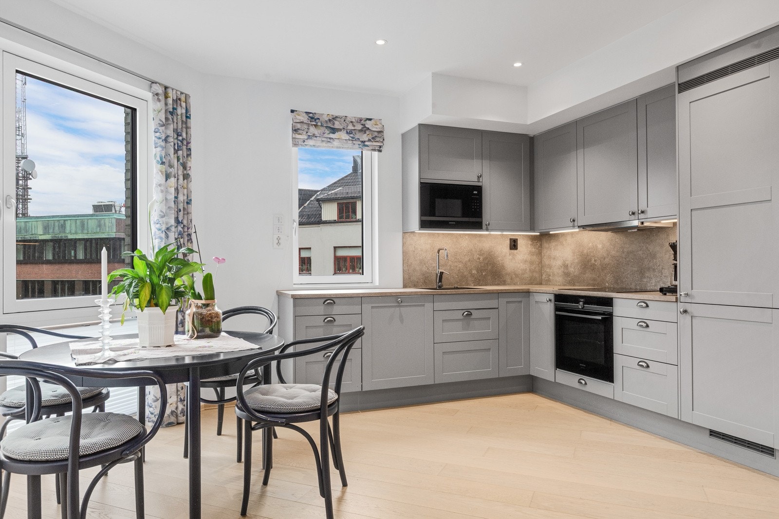 Fin åpen løsning mellom stue og kjøkken Galleribilde