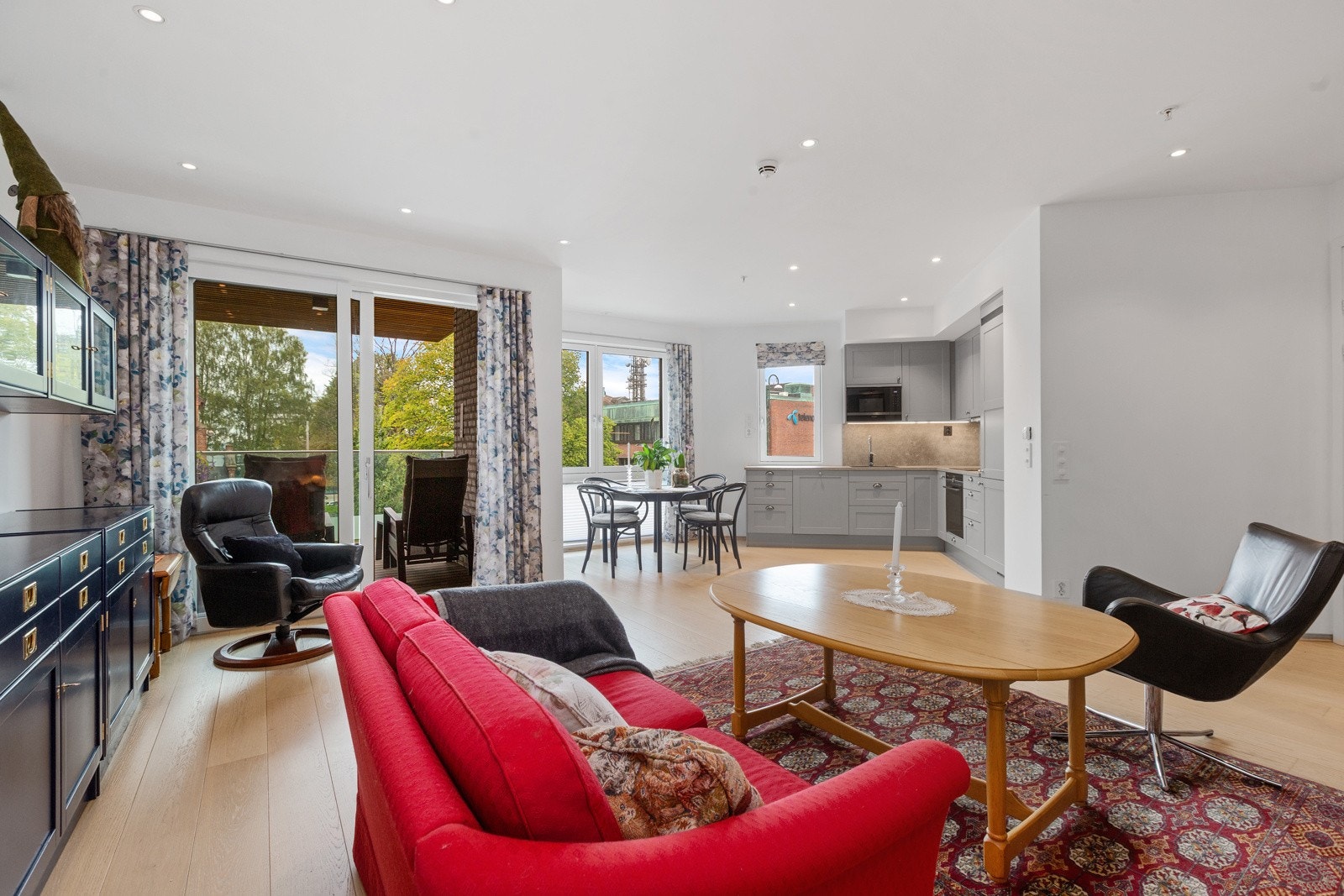 Fra stuen er det utgang til verandaen Galleribilde