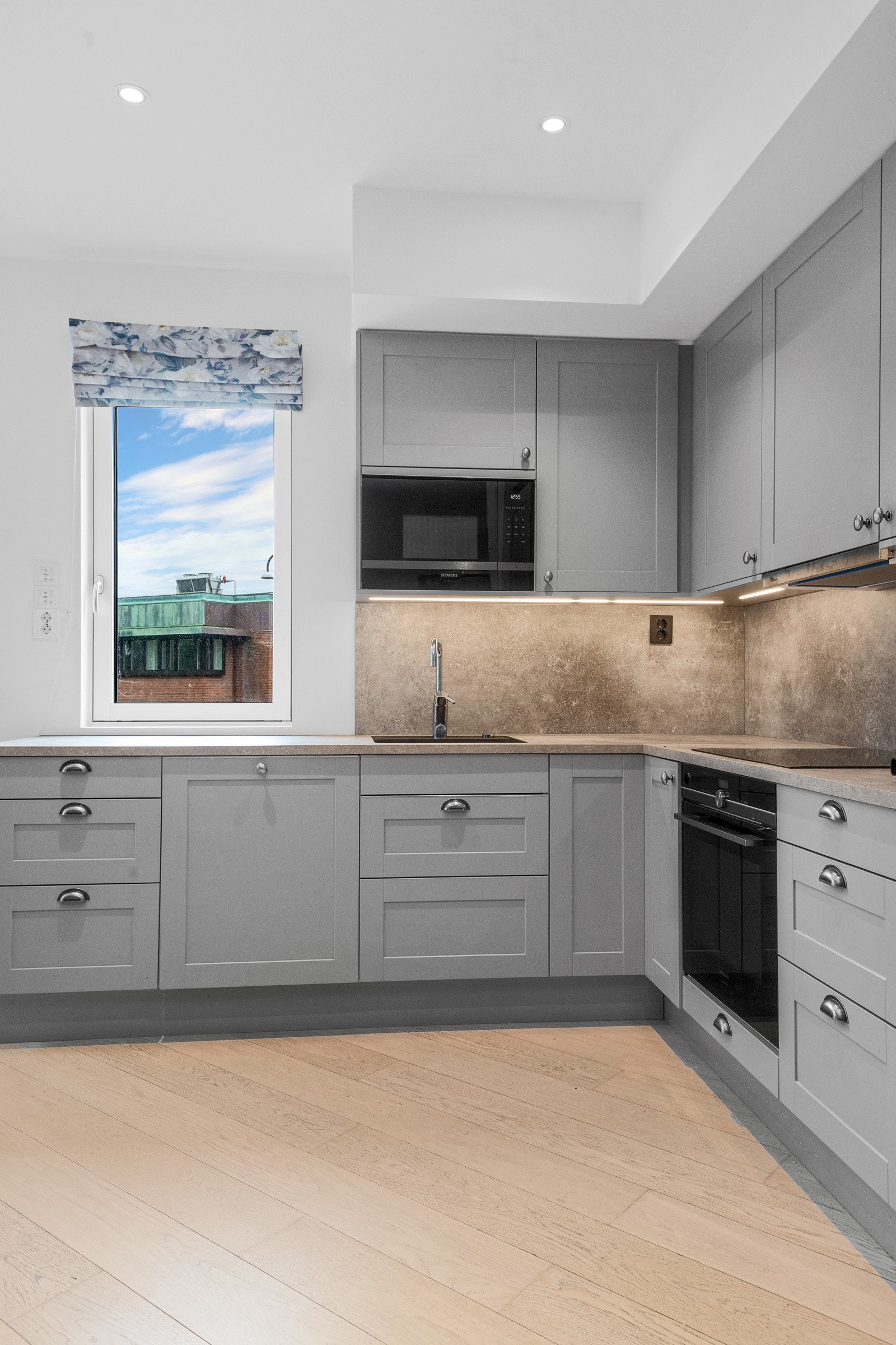 Kjøkkenet har integrerte hvitevarer- legg merke til vinduet på kjøkkenet som gir godt med dagslys Galleribilde