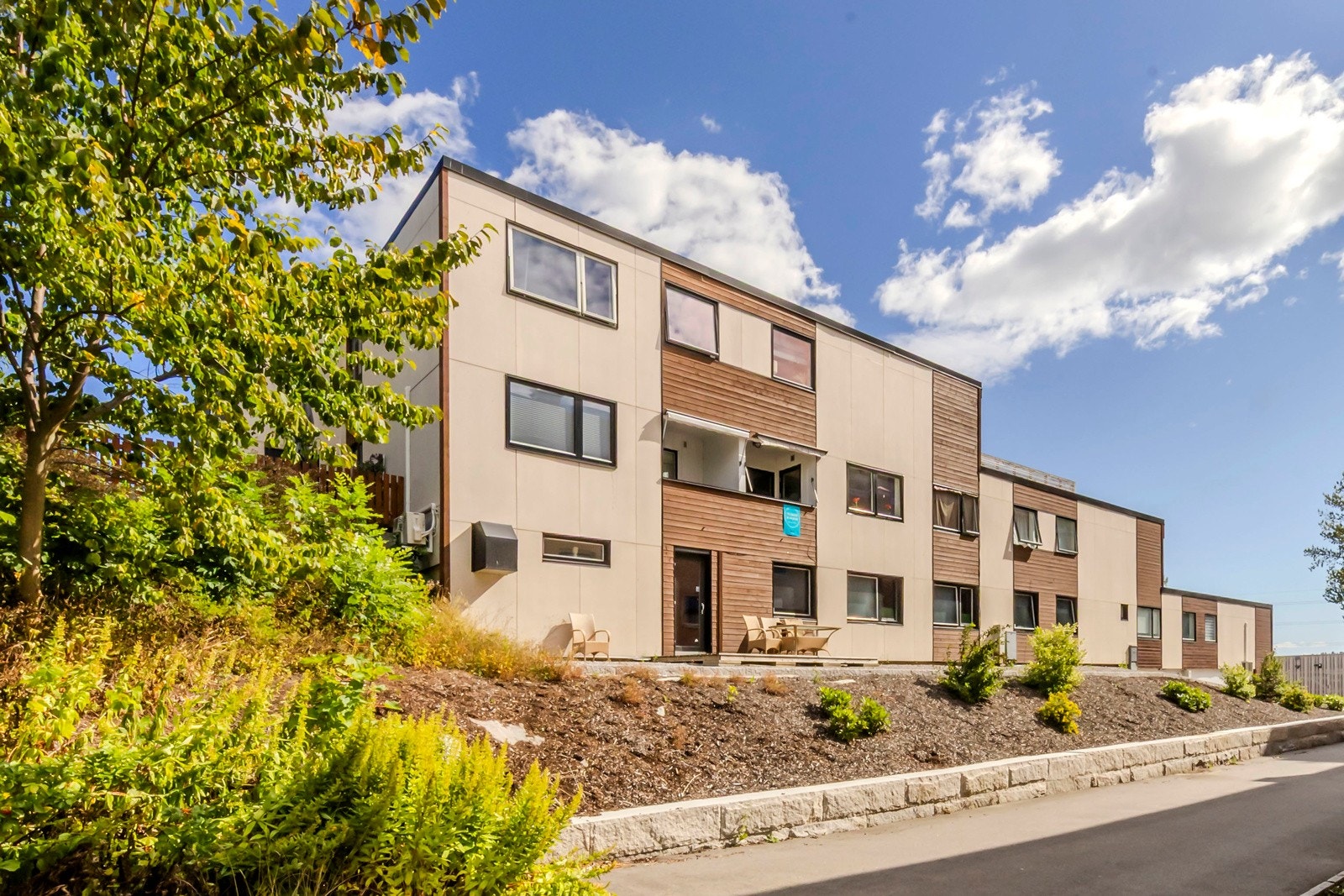 Innholdsrik selveierleiliget med solrik og sentral beliggenhet. Galleribilde