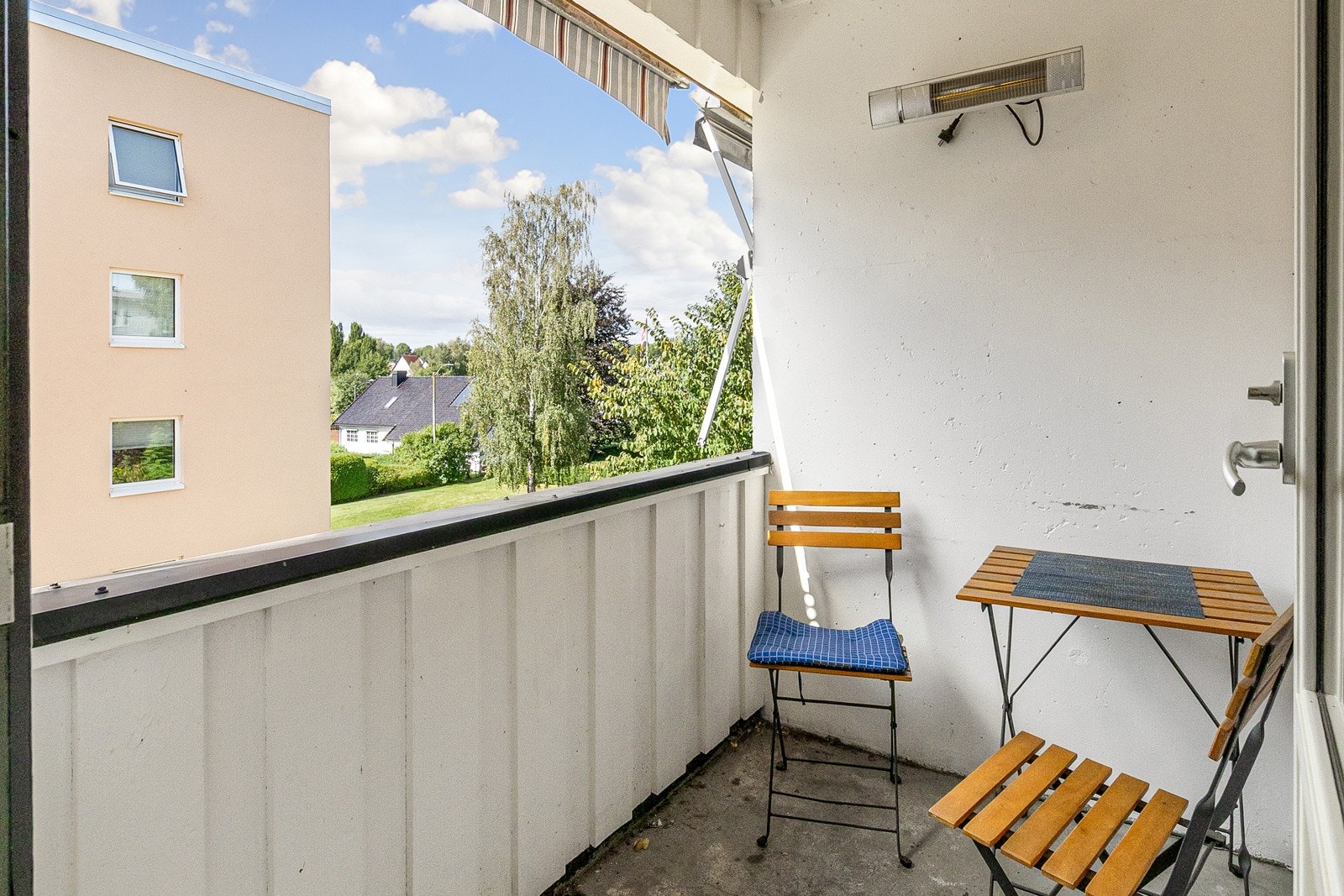 Koselig balkong med utgang fra stue mot vest. Galleribilde