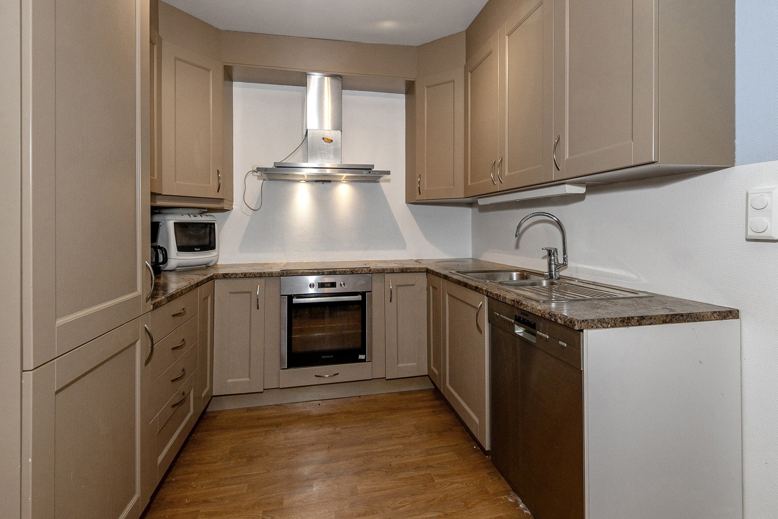 Pent og praktisk kjøkken med integrerte hvitevarer. Galleribilde