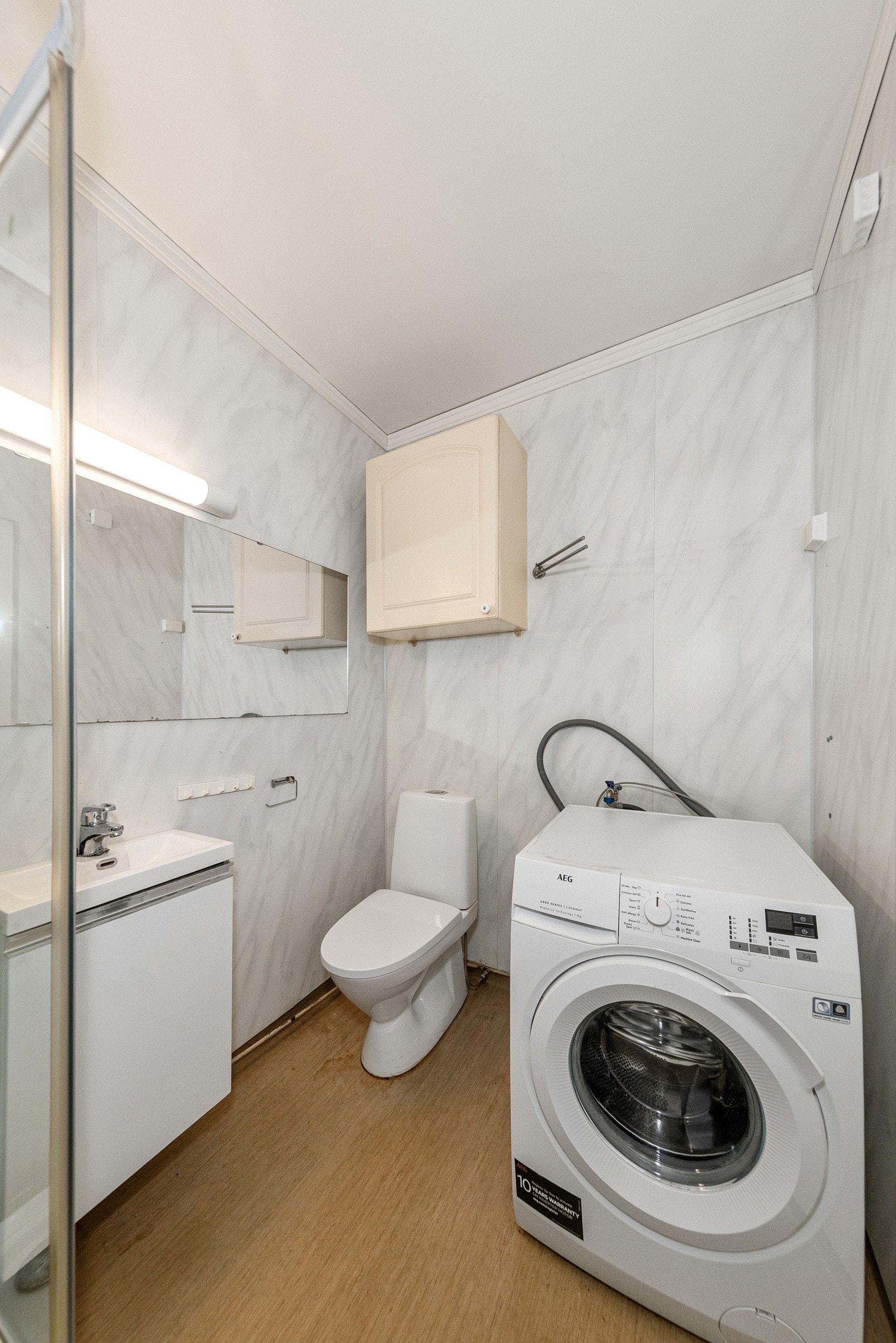 Et stort og godt baderom med dusjkabinett, innredning med nedfelt vask, underskap, toalett, spei og vaskemaskin. Galleribilde