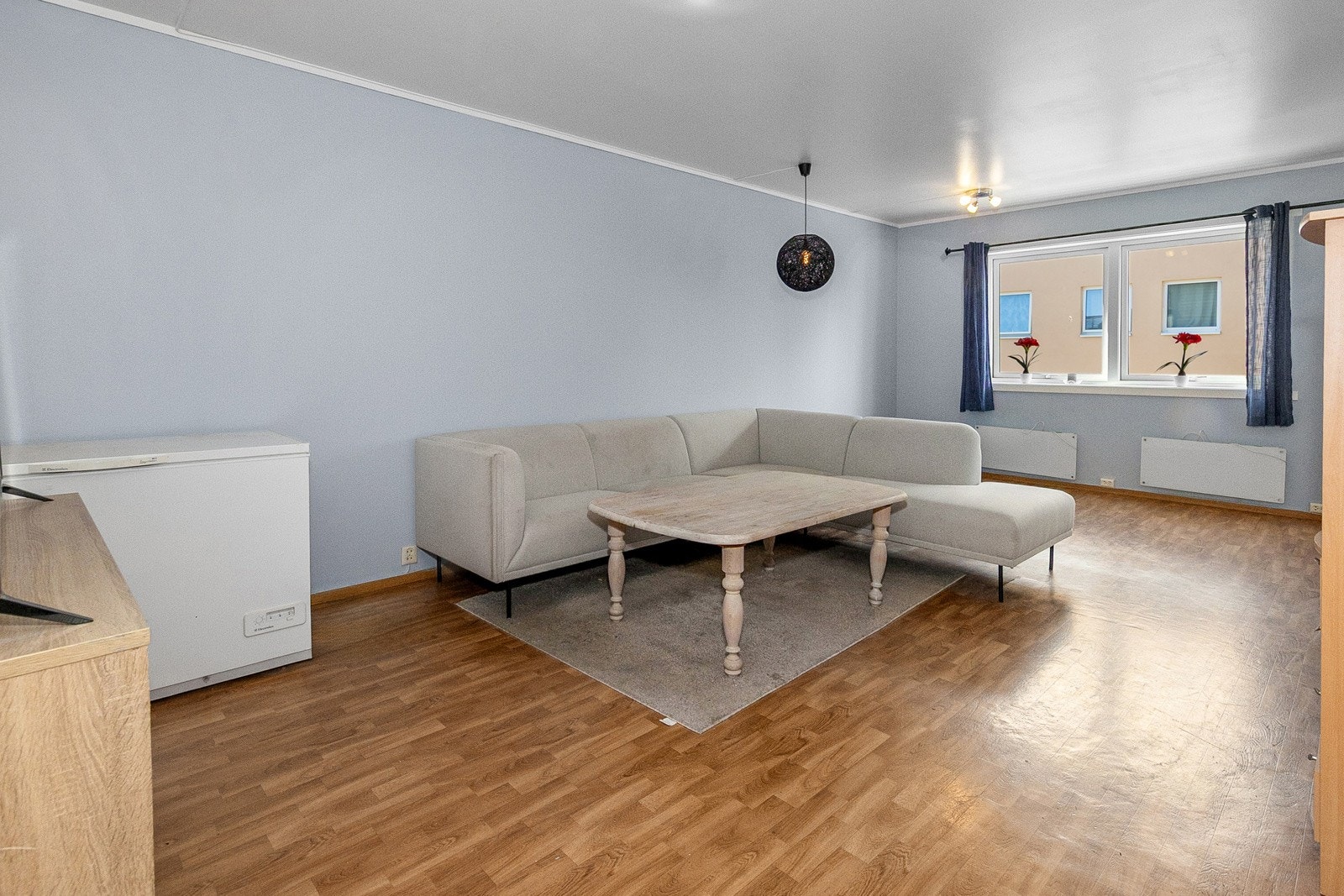 Romslig stue med utgang til vestvendt balkong Galleribilde