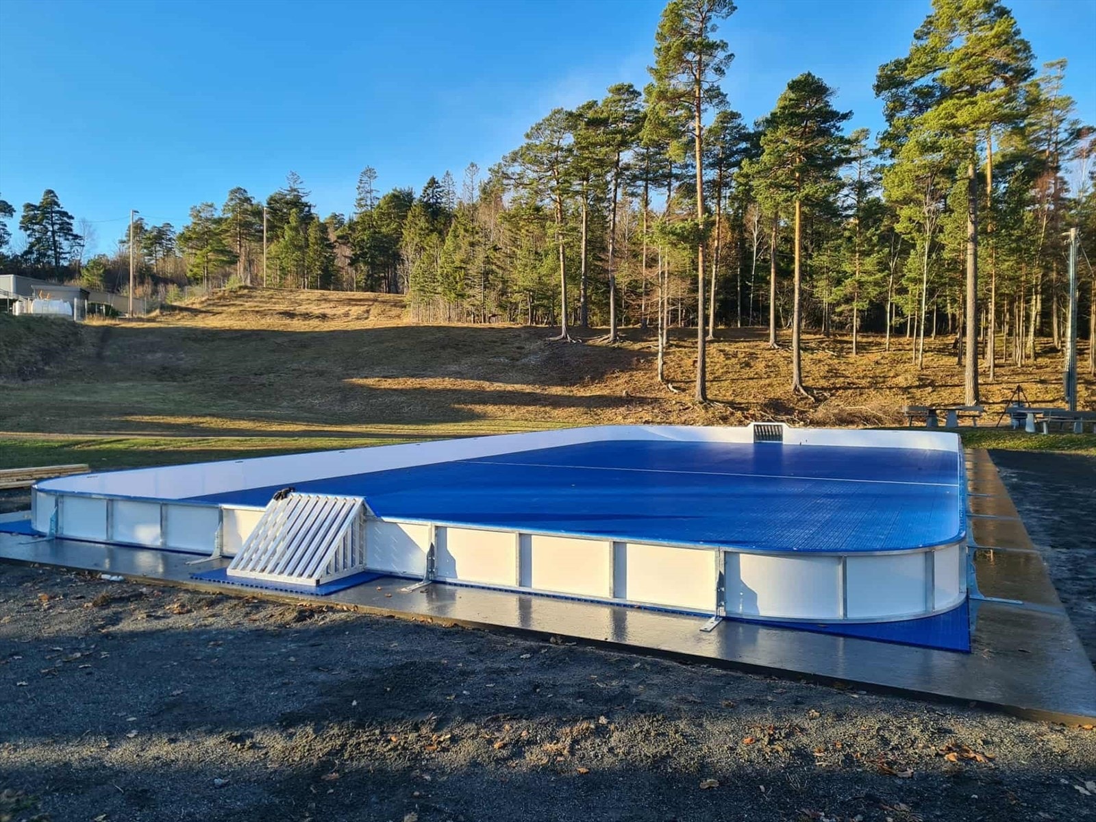 Bandybane som blir skøytebane om vinteren. Galleribilde