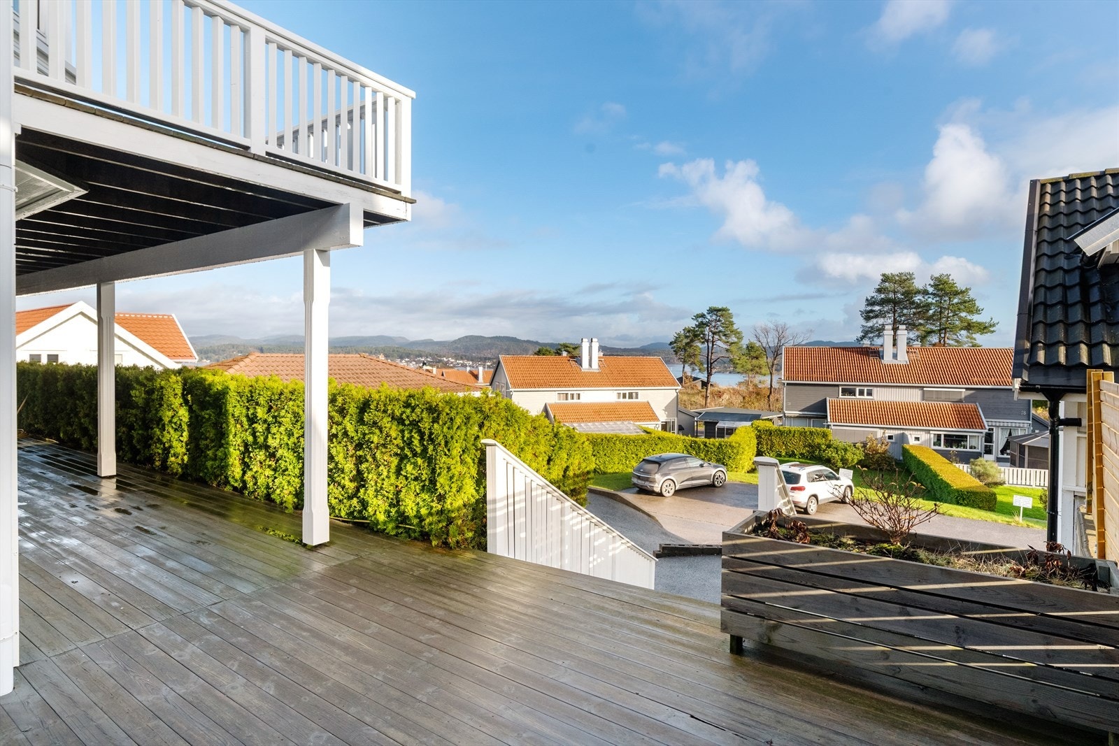 Fasade er endret, trapper i terrenget er etablert, samt garasje og utestue er oppført, uten at eventuell nødvendig godkjennelse/ferdigattest er gitt av kommunen. Galleribilde