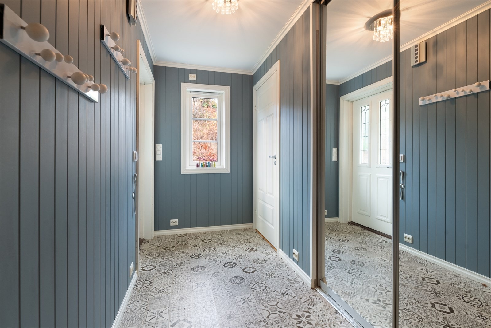 Pen entre med god plass til sko og yttertøy i skyvedørsgarderobe med speildører. Galleribilde