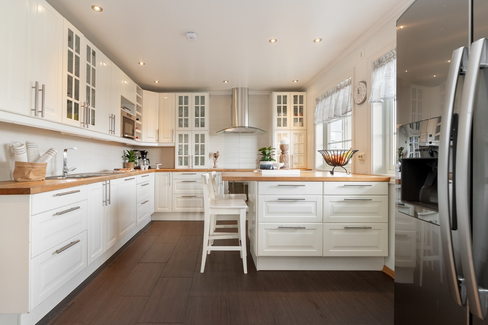 Moderne og lekkert kjøkken med god skap- og skuffplass, og store arbeidsflater med plass for en hyggelig spiseplass på enden. Galleribilde