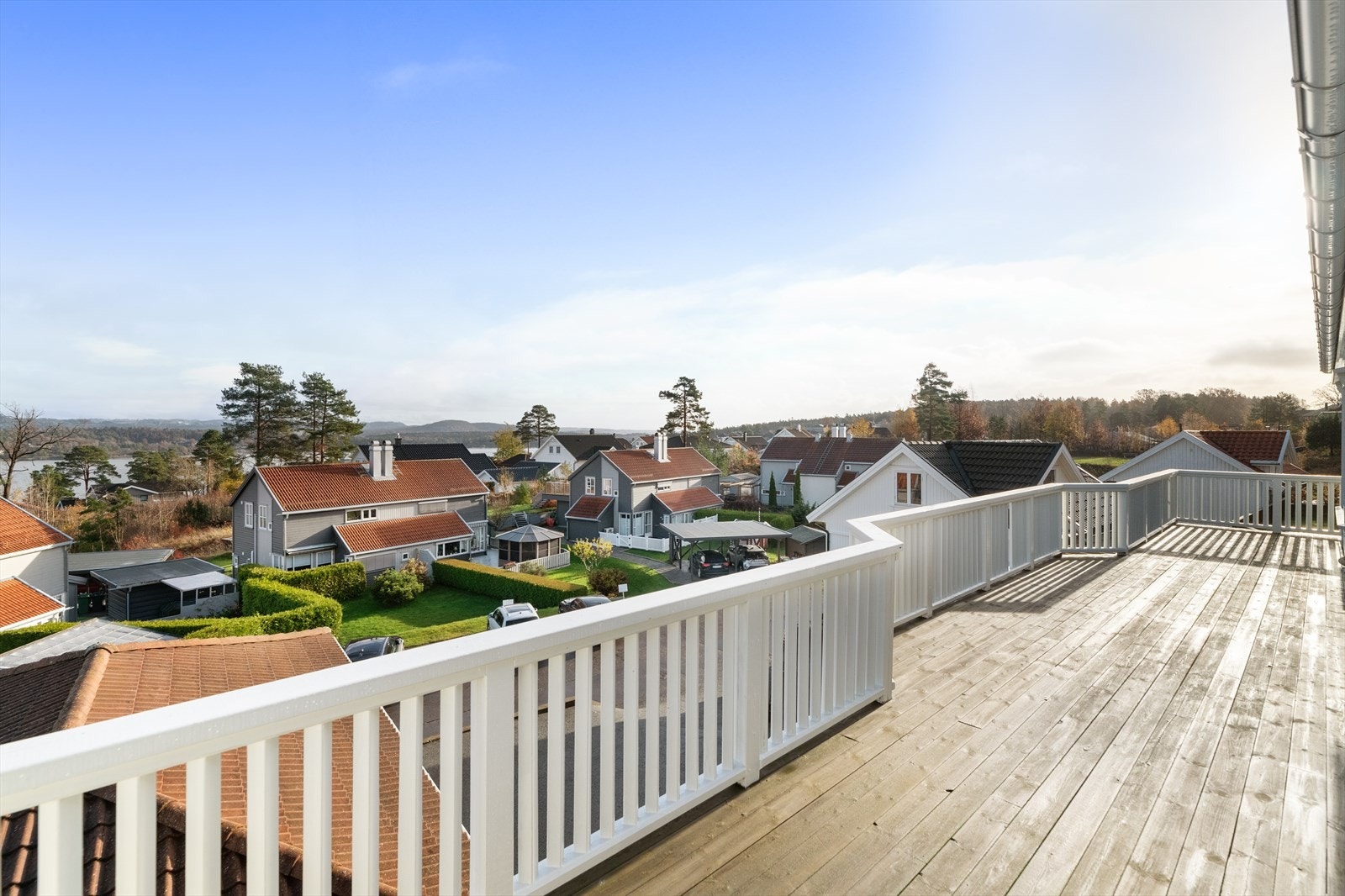 Veranda med plass for flere sittegrupper. Galleribilde