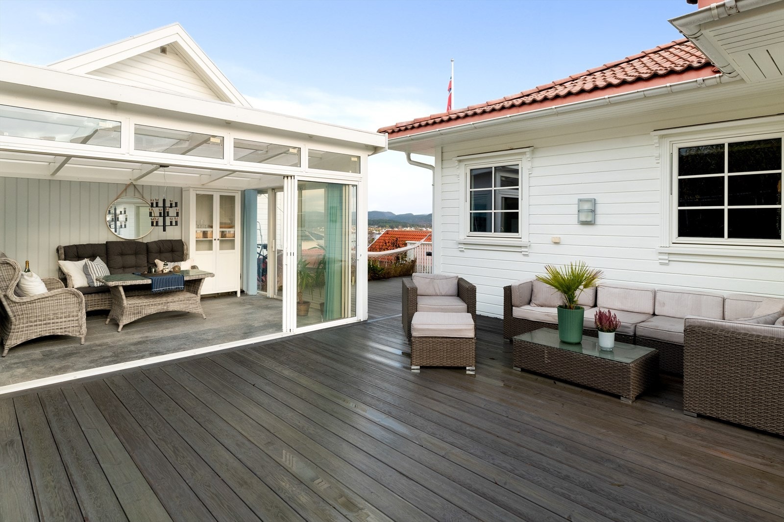 Uteområdet er et fantastisk sted å tilbringe dagene med venner og familie, med rom for flere oppholdssoner og utemøblement. Perfekt for selskaper, lek og aktiviteter! Galleribilde