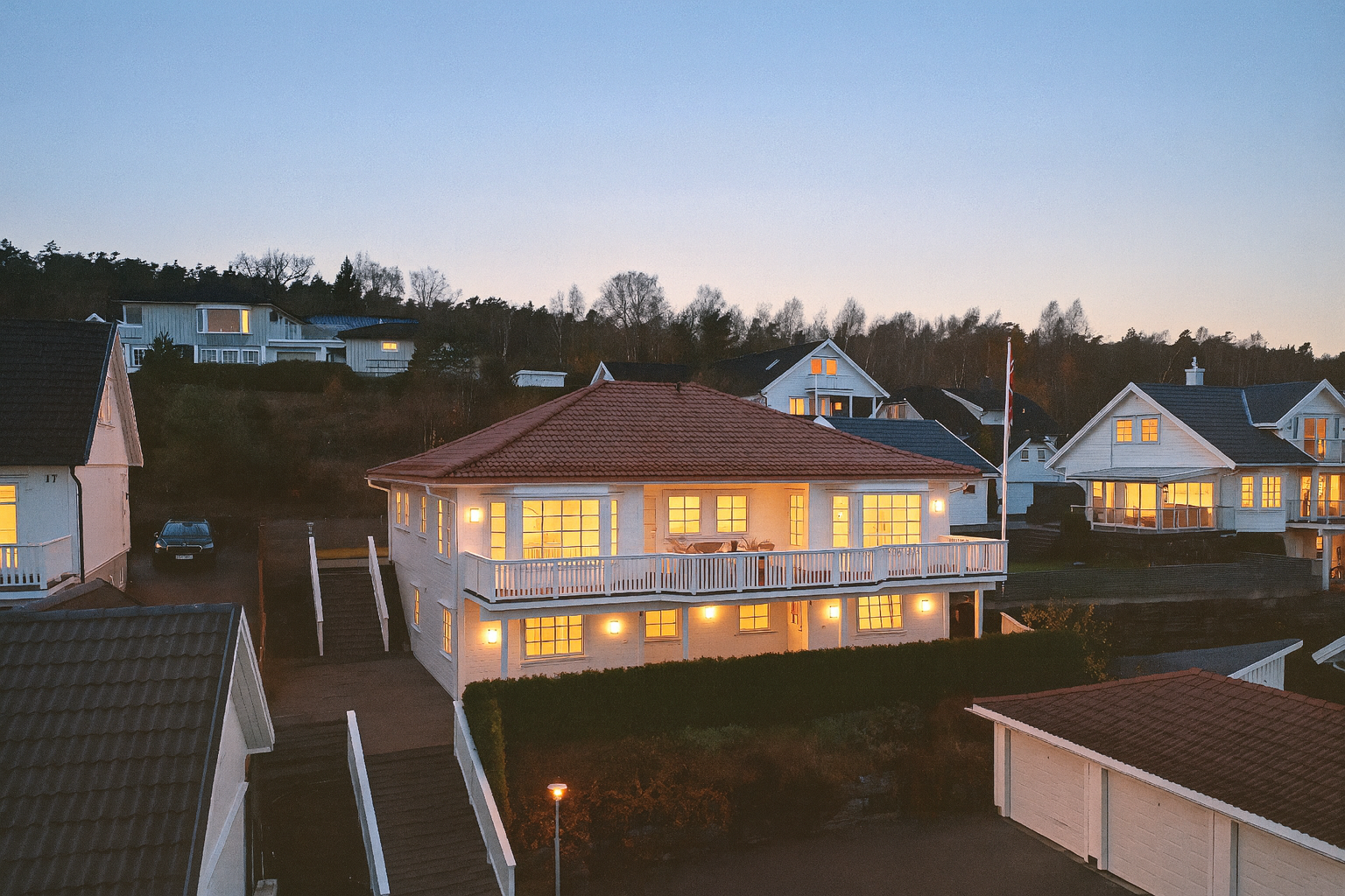 Nydelig og solrik utsiktstomt på 728,40 kvm som er rikt beplantet og opparbeidet over flere nivåer. Galleribilde